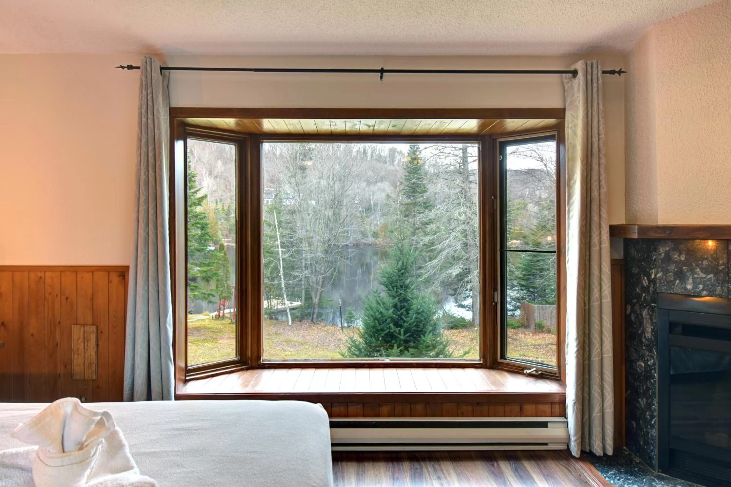 View (from property/room), Bed in Hôtel du Lac Lenore