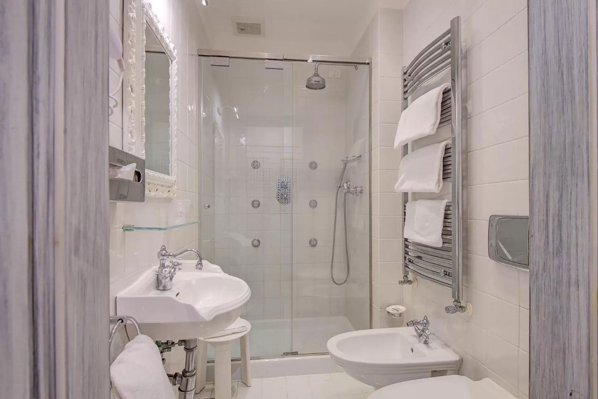 Shower, Bathroom in Hotel Antiche Figure