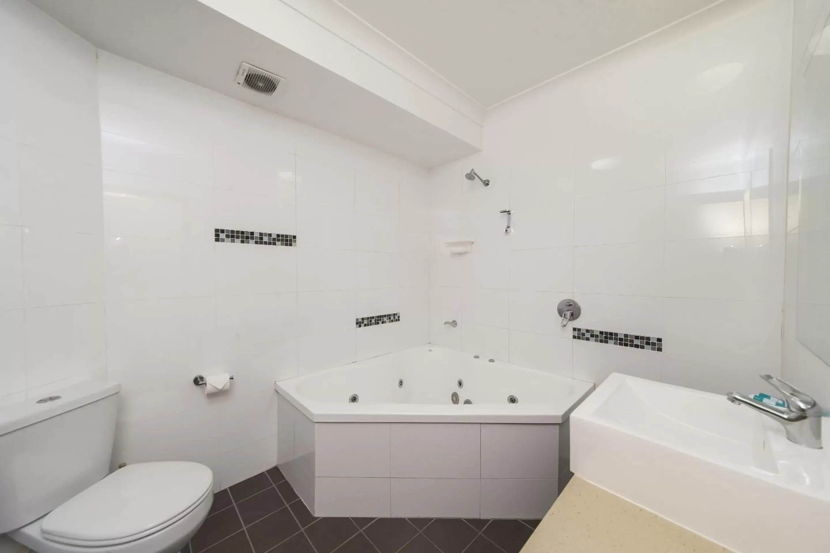 Bathroom in Rocky Resort Motor Inn