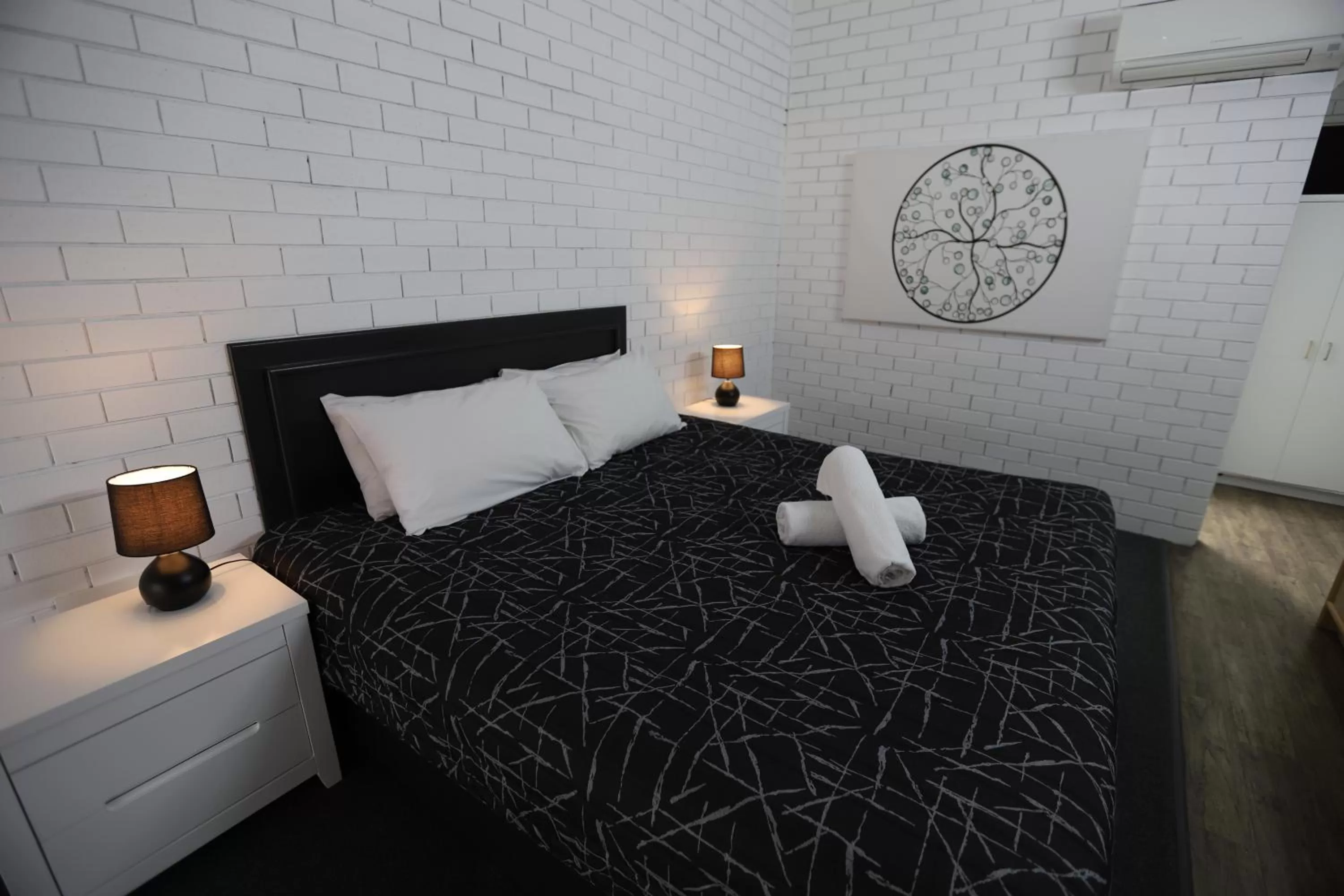 Photo of the whole room, Bed in The Town House Motor Inn