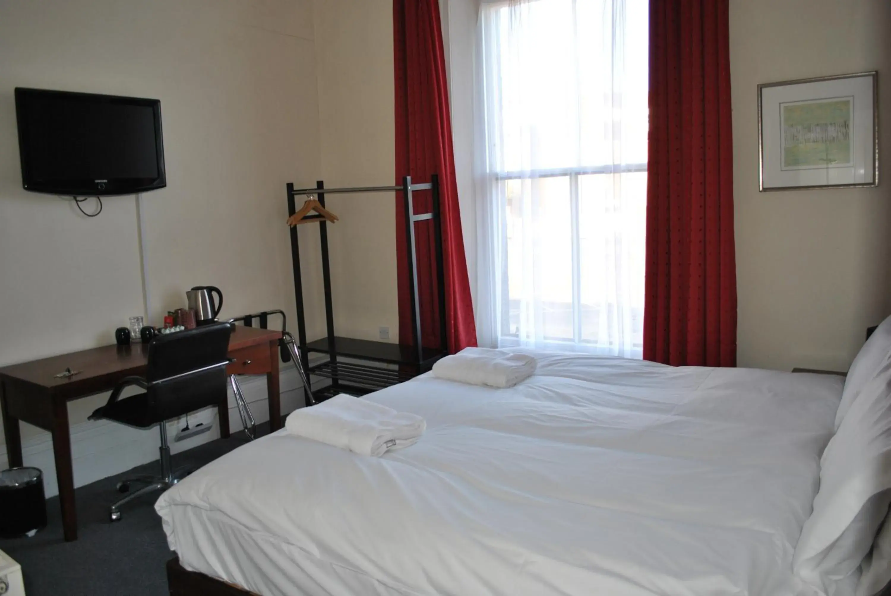 TV and multimedia, Bed in Town House Rooms