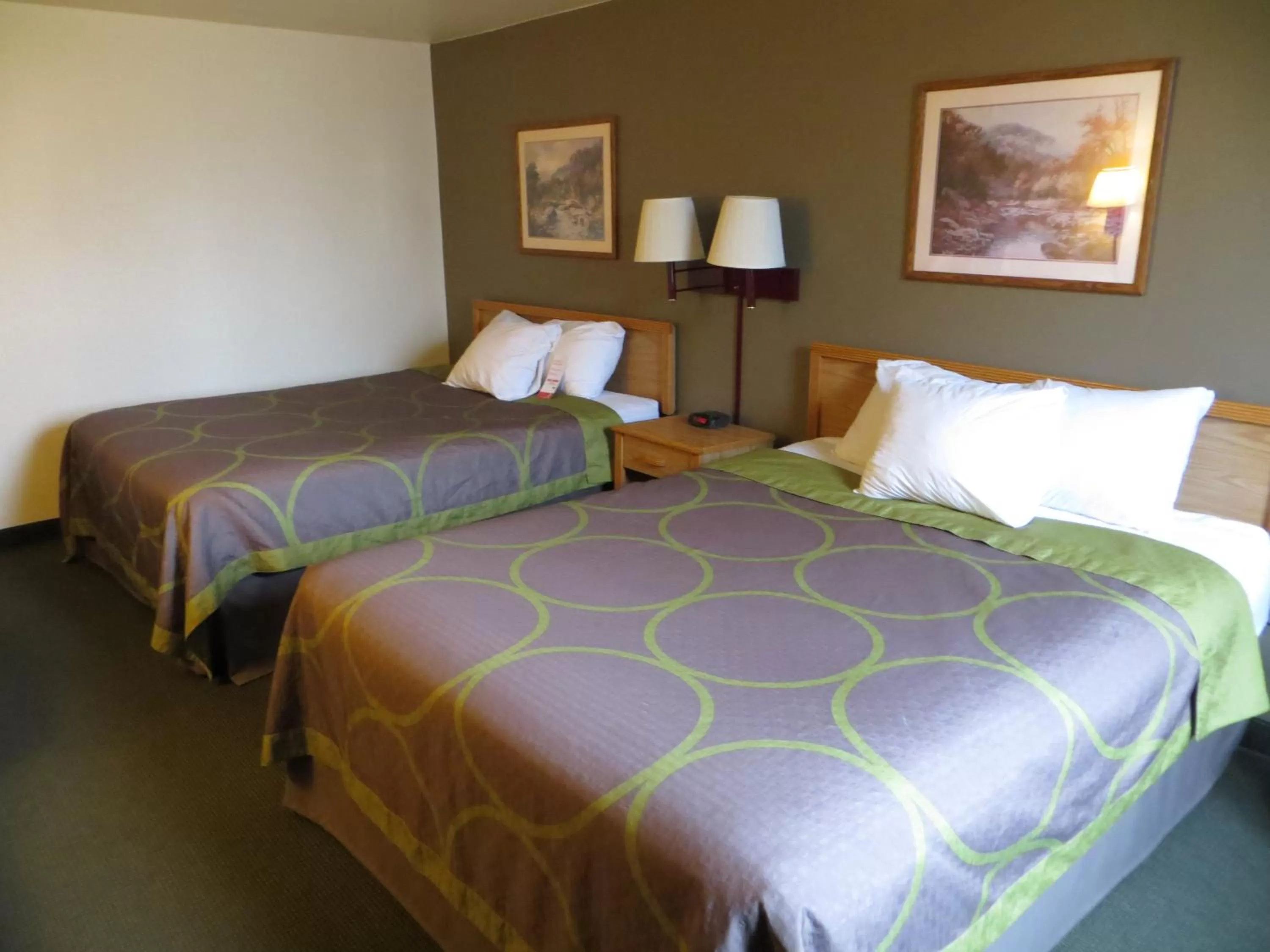 Photo of the whole room, Bed in Super 8 by Wyndham Spearfish