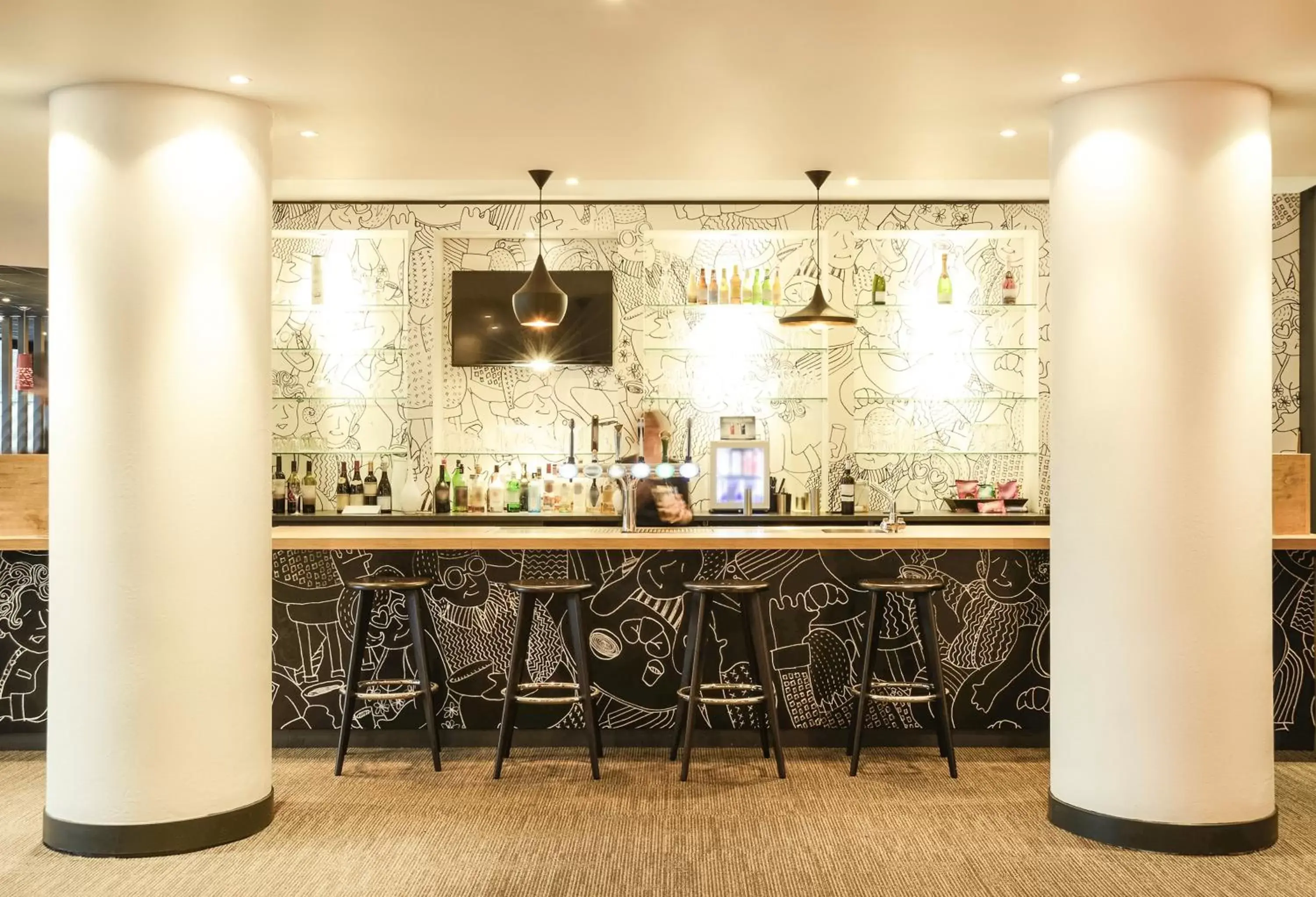 Lounge or bar, Kitchen/Kitchenette in ibis Portsmouth