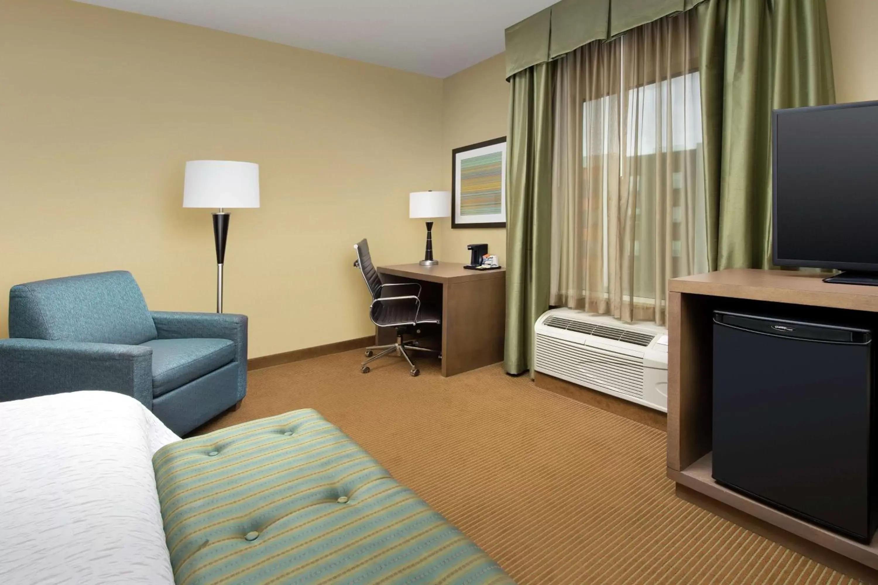 Bedroom, TV/Entertainment Center in Hampton Inn Lake Charles