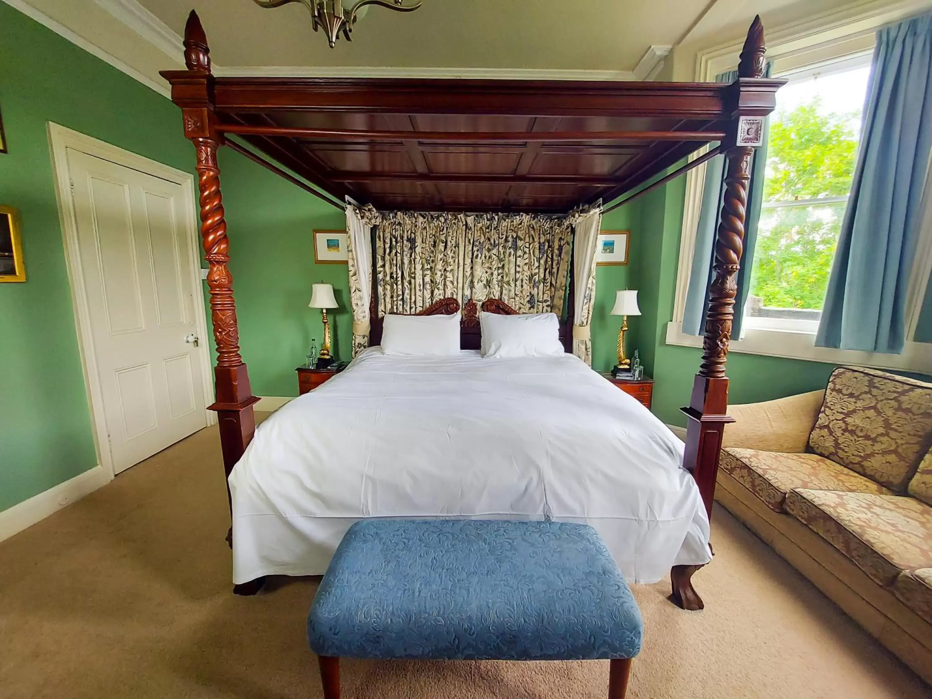 Bedroom, Bed in Grosvenor Villa