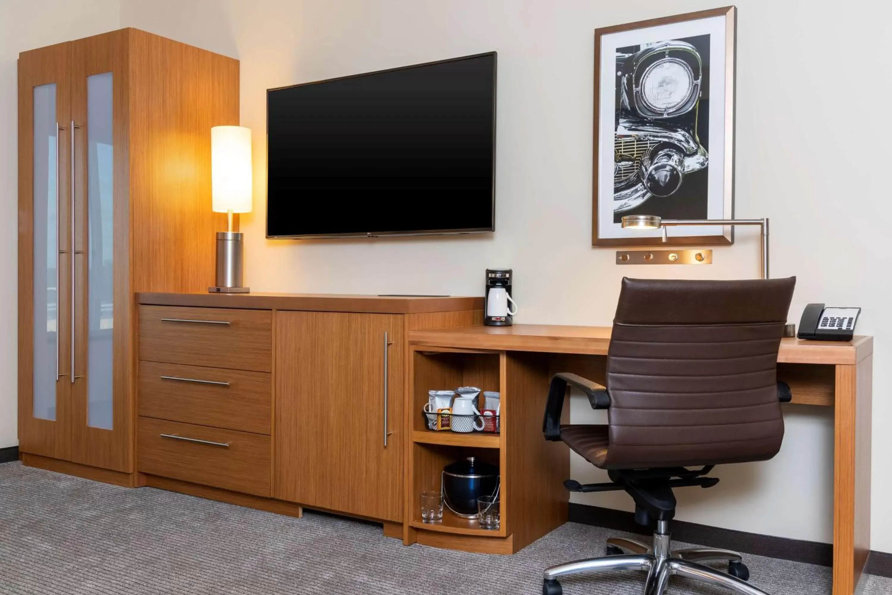 Photo of the whole room, TV/Entertainment Center in Hyatt Place Flint/Grand Blanc