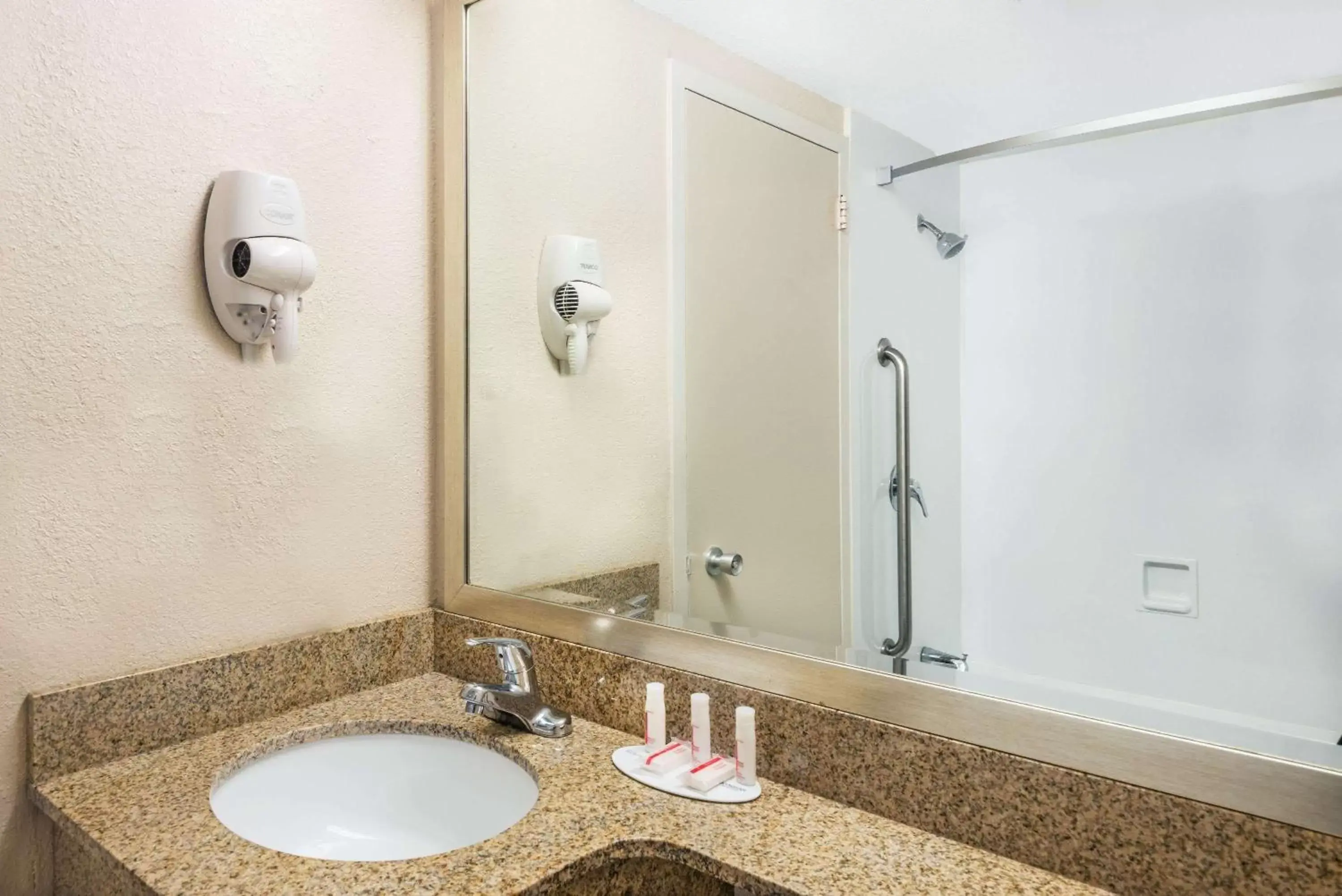 Bathroom in Howard Johnson by Wyndham Bangor