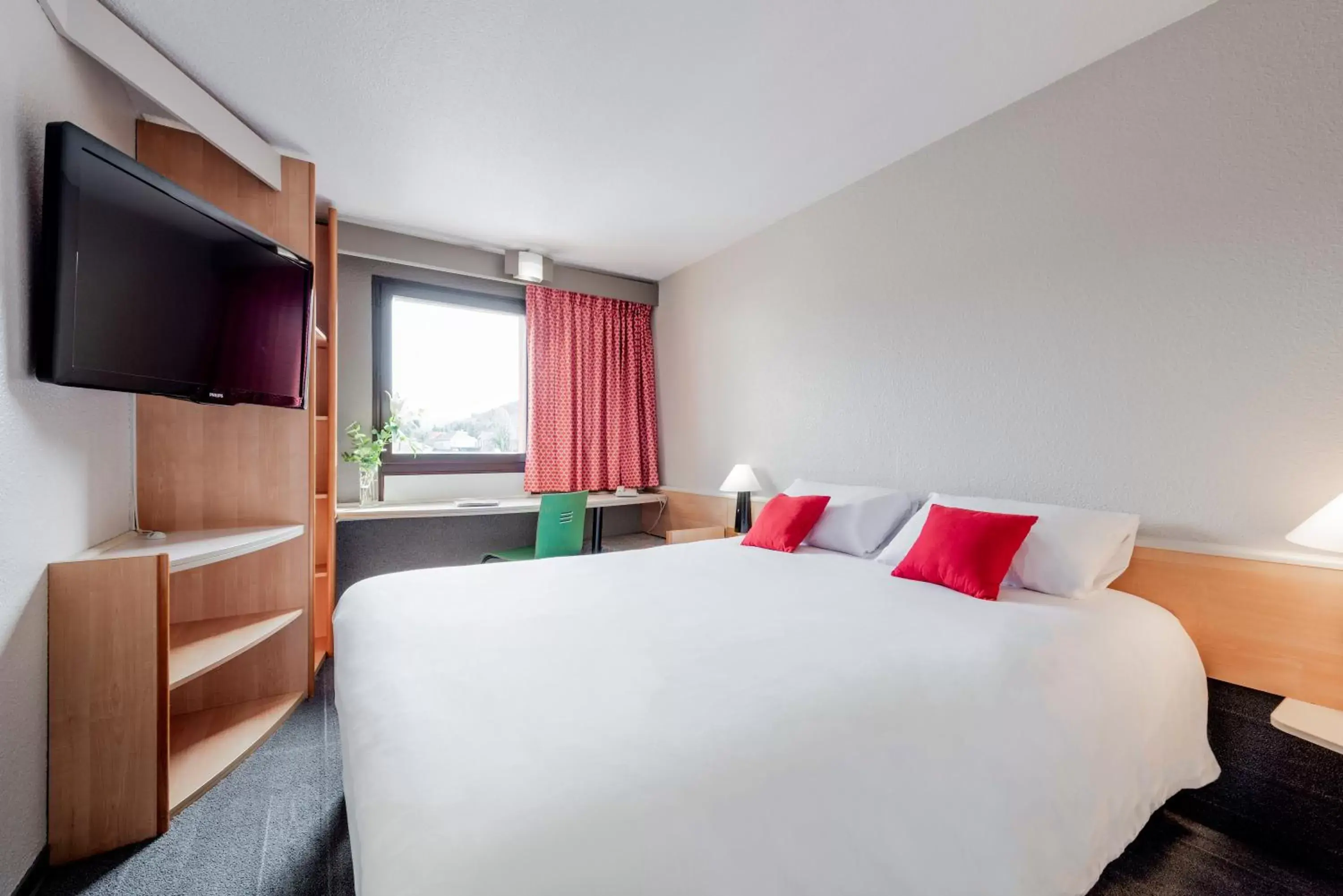 Photo of the whole room, Bed in ibis Lourdes Centre Gare