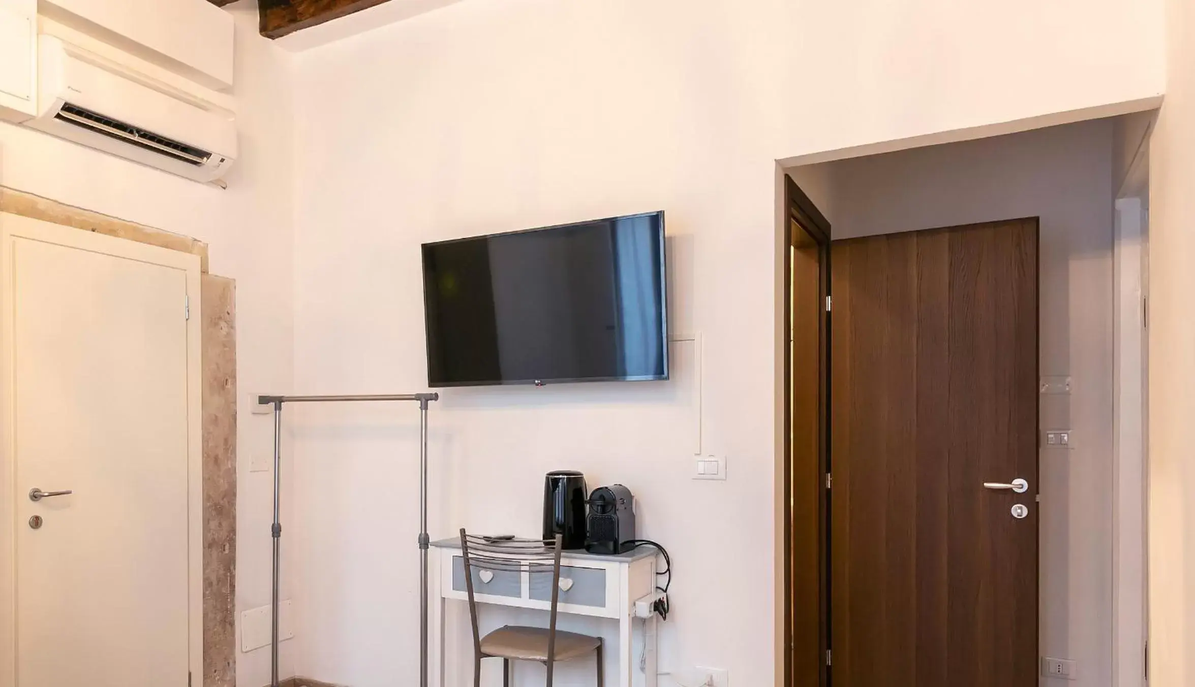 Bedroom, TV/Entertainment Center in Rialto Suite 707