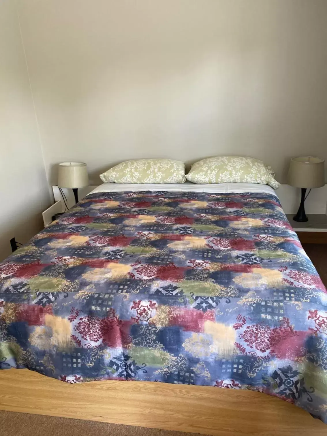 Bed in Lakeview Motel