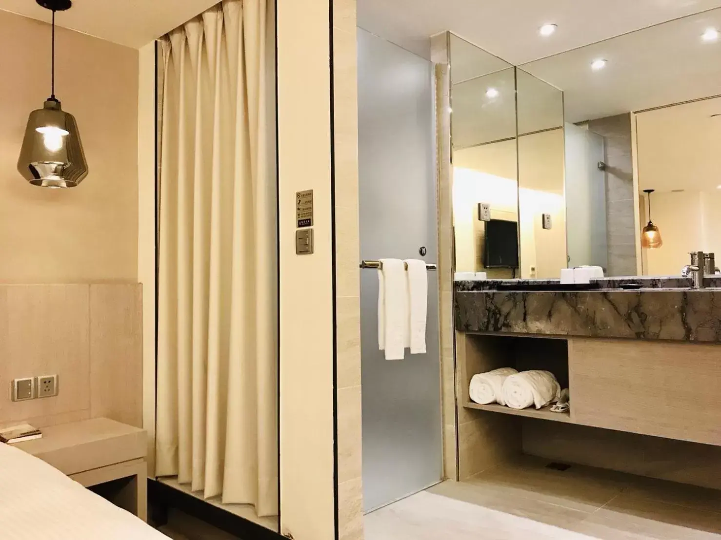 Photo of the whole room, Bathroom in Hub Hotel Kaohsiung Yawan Branch