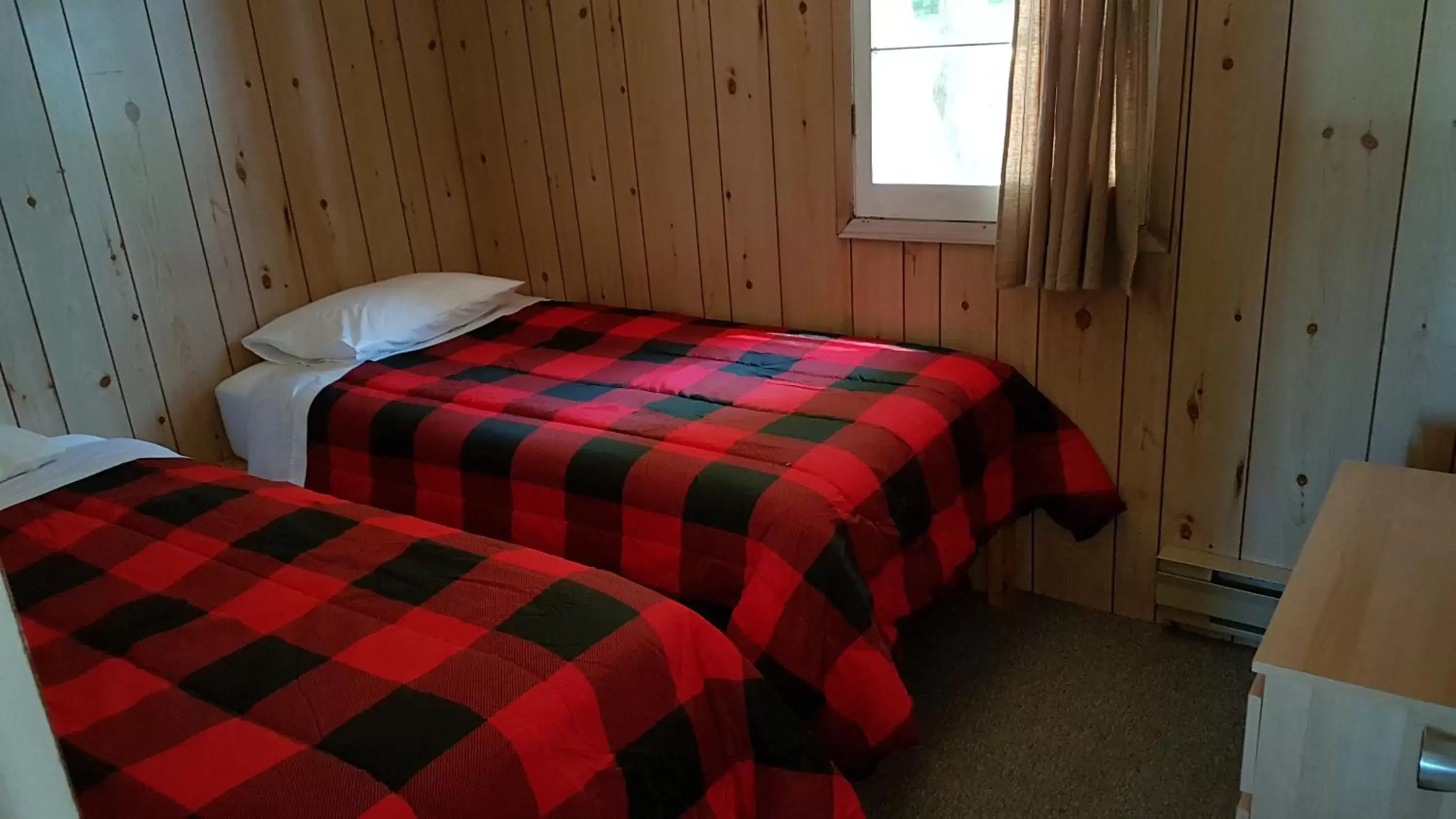 Bed in Parkway Cottage Resort and Trading Post