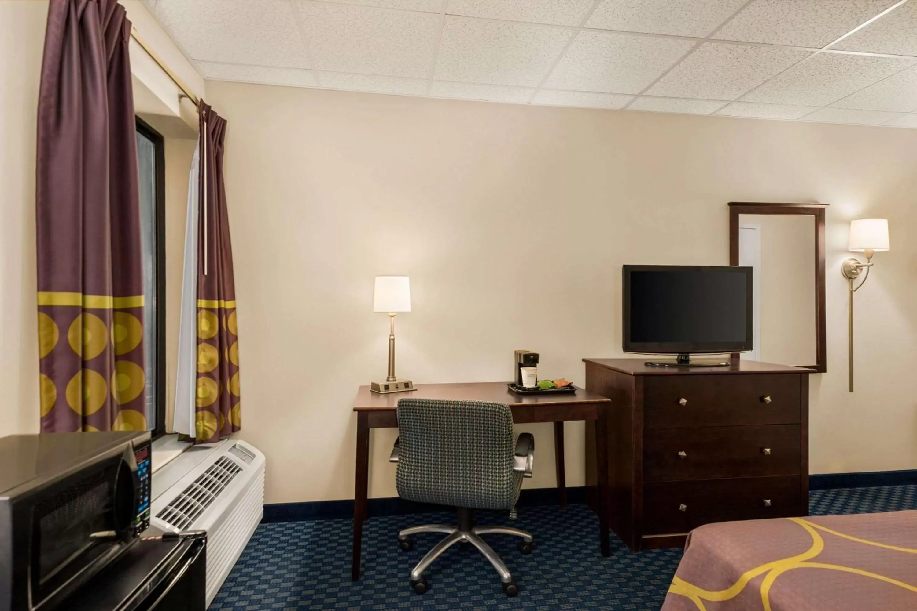 Photo of the whole room, TV/Entertainment Center in Super 8 by Wyndham Liverpool/Syracuse North Airport