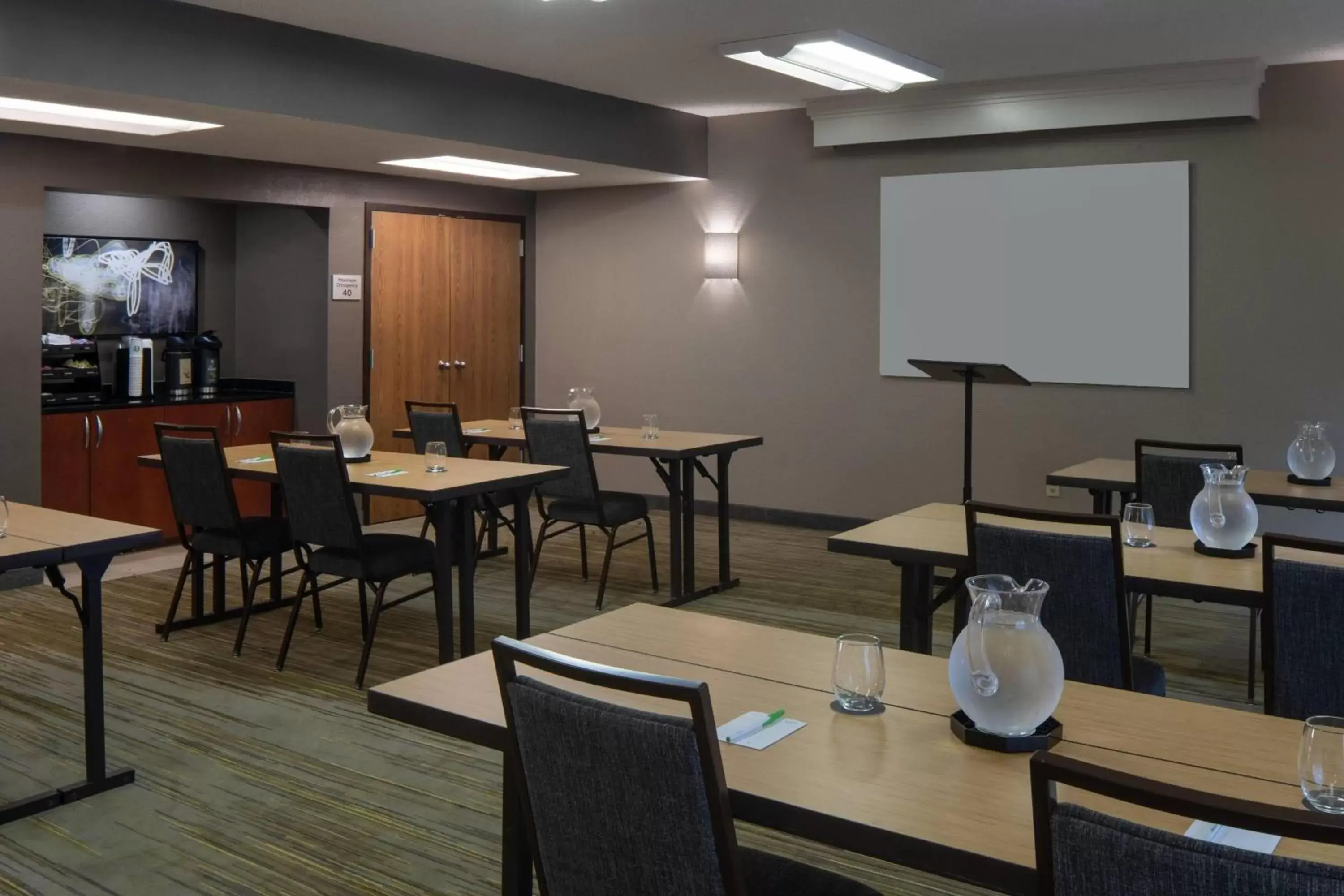 Meeting/conference room, Restaurant/Places to Eat in Courtyard by Marriott Jacksonville at the Mayo Clinic Campus/Beaches