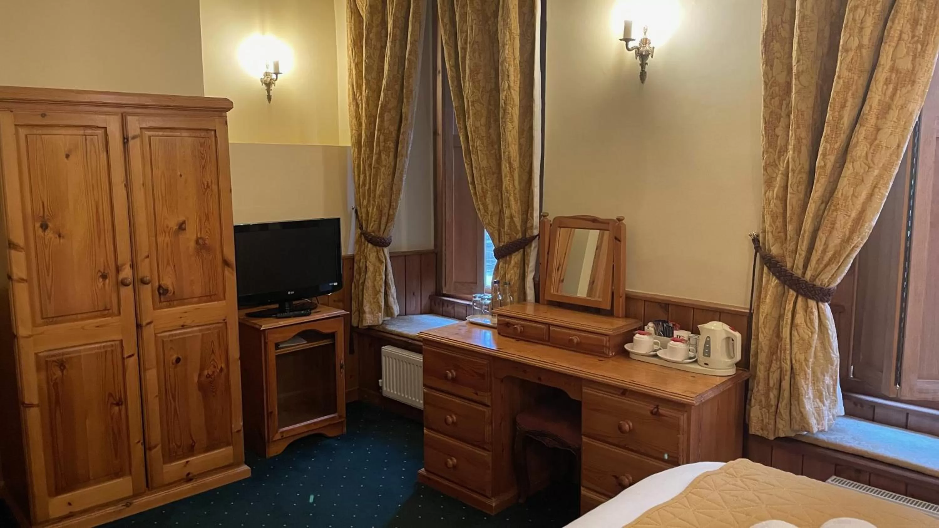 Photo of the whole room, Bed in Crown Hotel