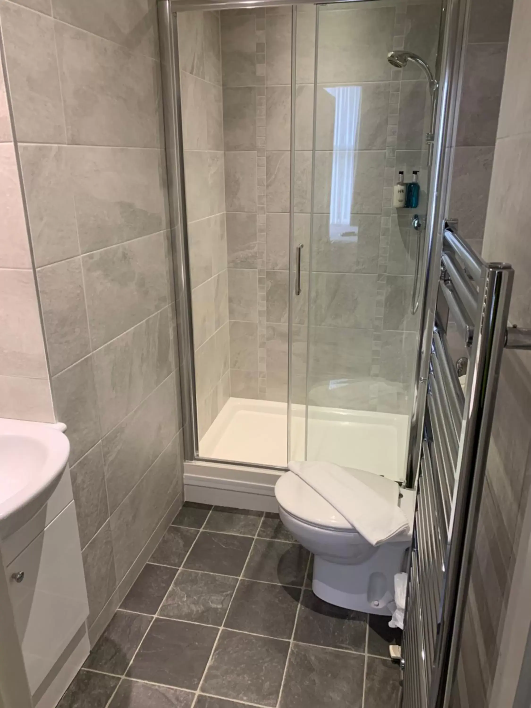 Bathroom in Hedley House Hotel & Apartments