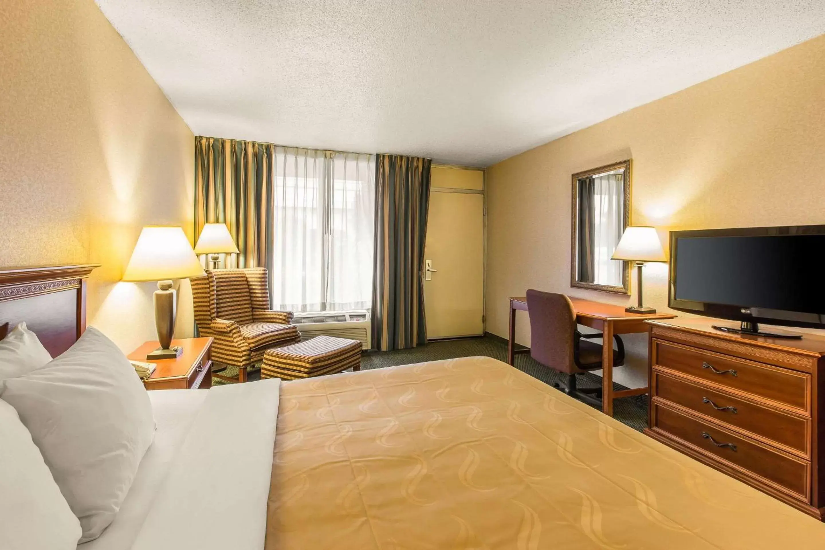 Photo of the whole room, Bed in Quality Inn & Suites McDonough South I-75