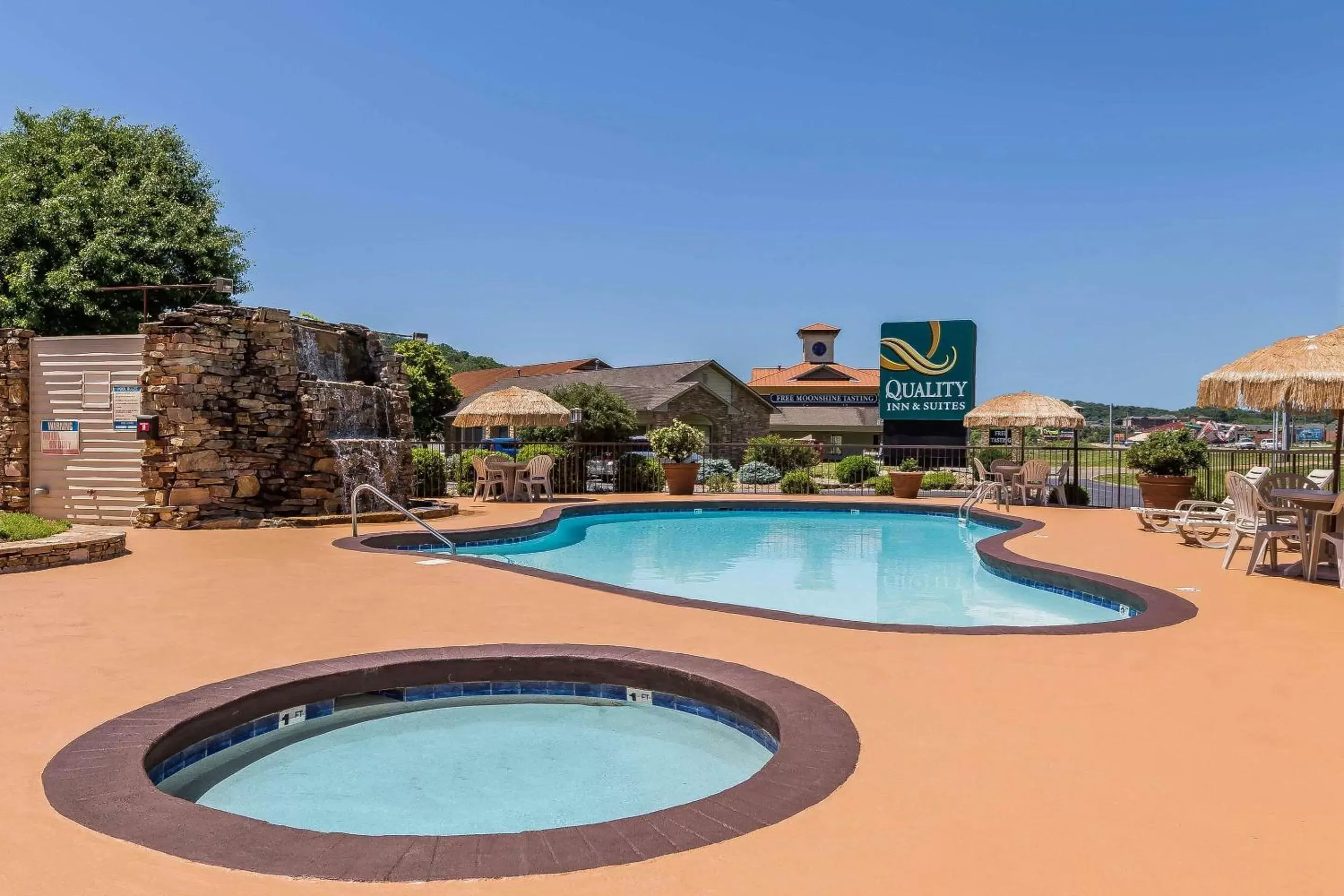 On site, Swimming Pool in Quality Inn & Suites Sevierville - Pigeon Forge