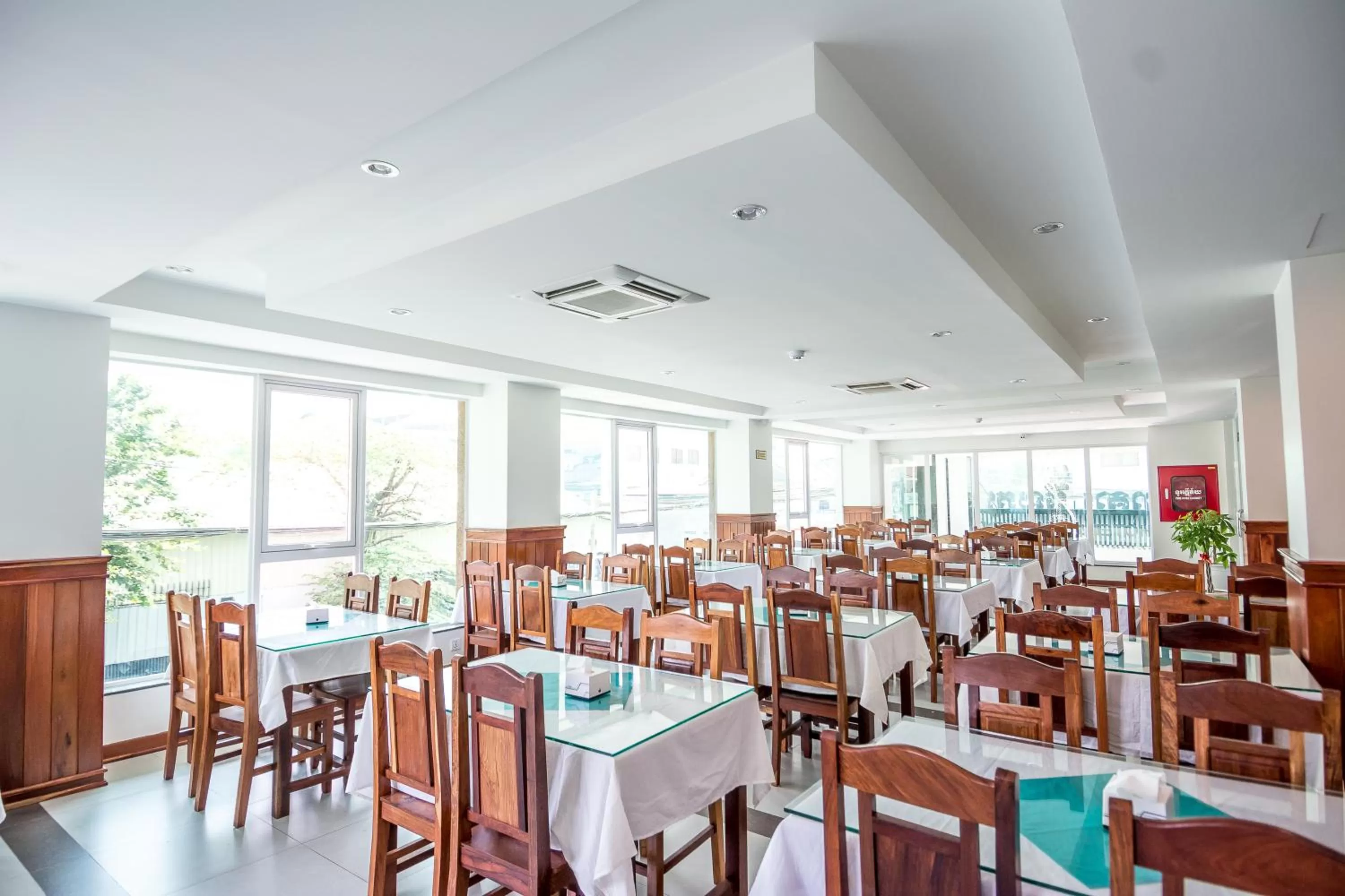 Restaurant/places to eat in Relax Hotel