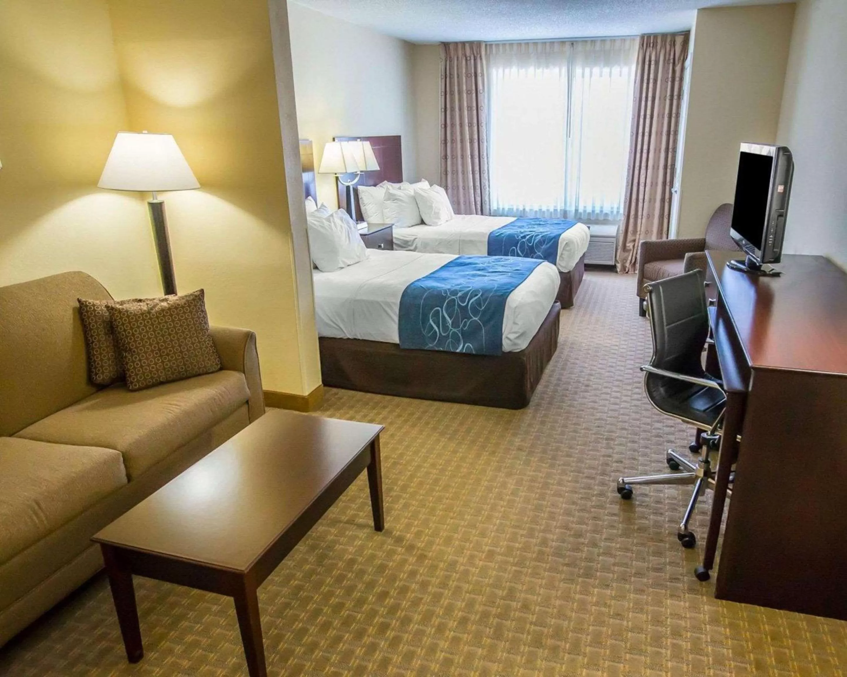 Photo of the whole room, Bed in Comfort Suites University Area Notre Dame-South Bend