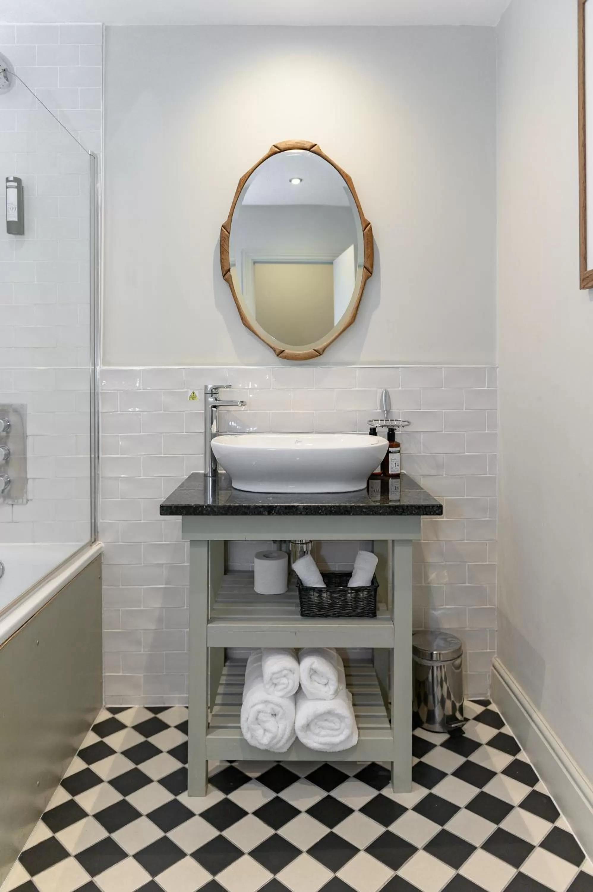 Bathroom in Kew Gardens Hotel