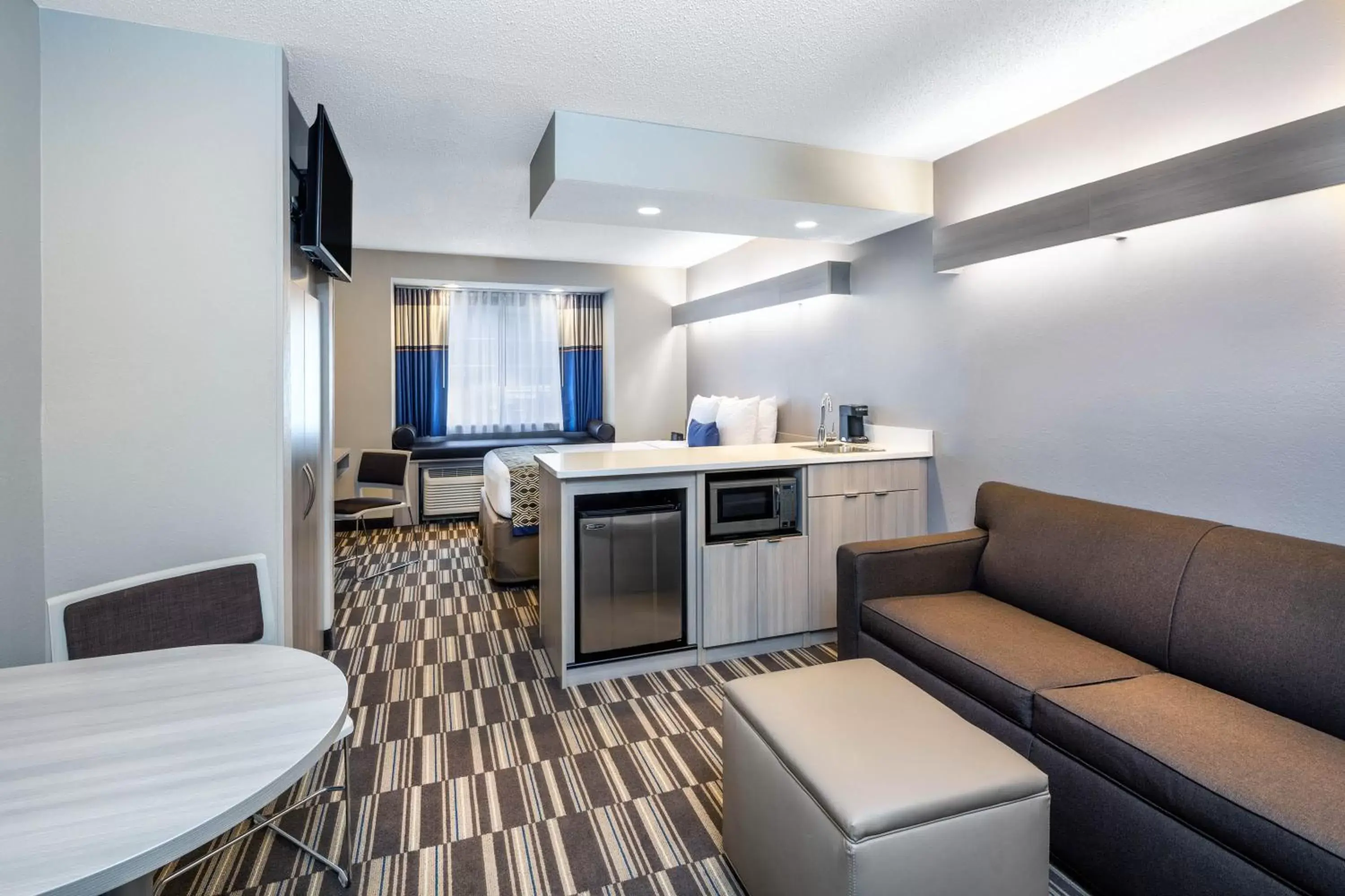 Living room, Kitchen/Kitchenette in Microtel Inn & Suites by Wyndham Atlanta Buckhead Area