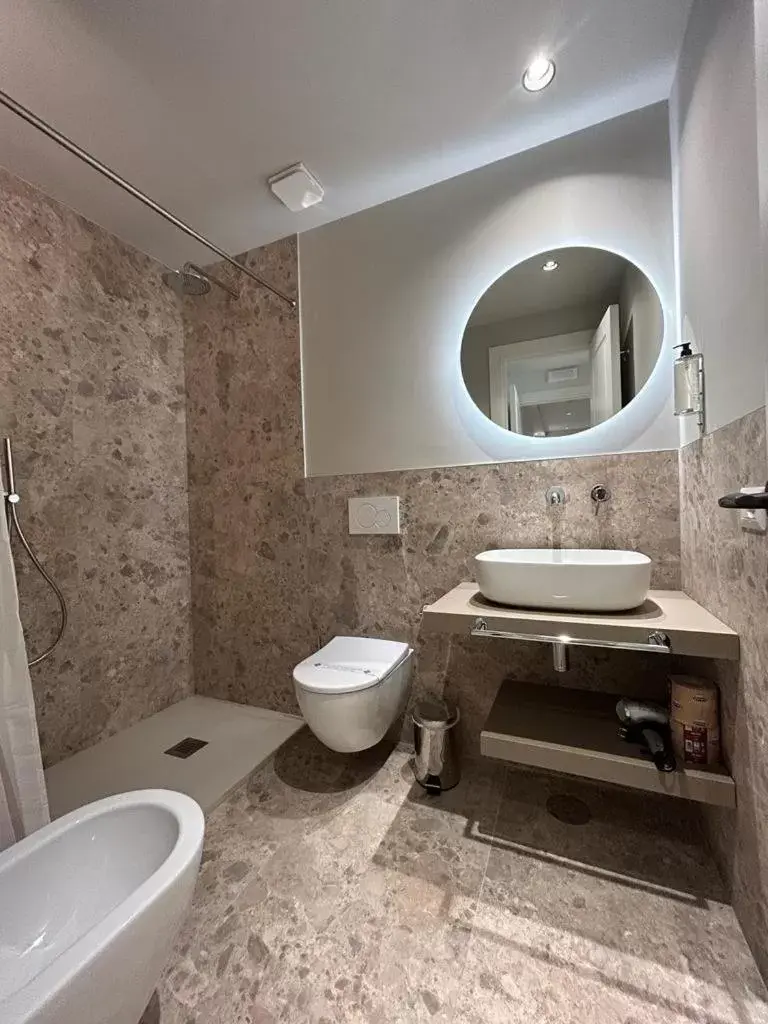 Shower, Bathroom in Hotel Porta Pia