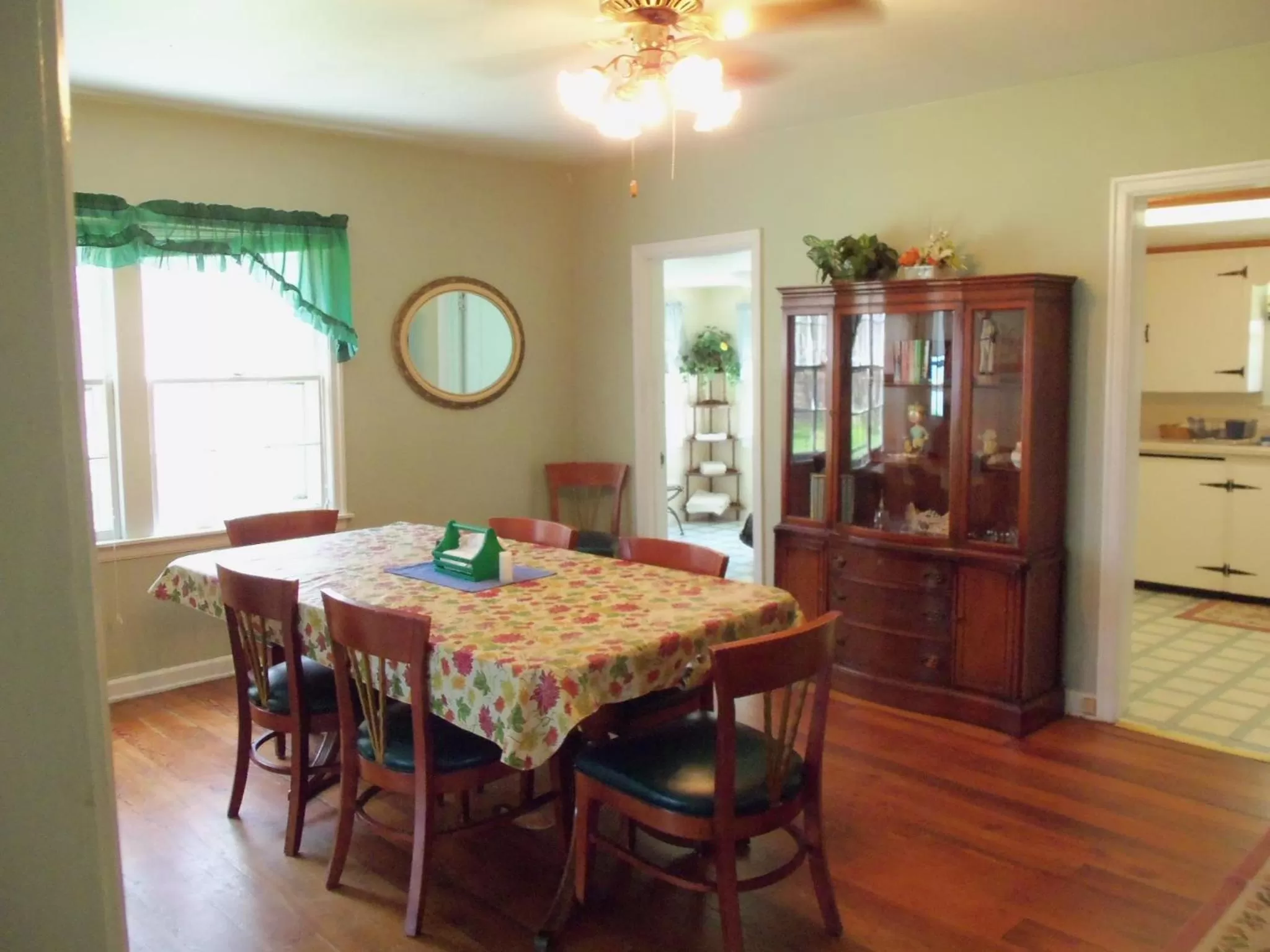 Dining area in Plantation Motel