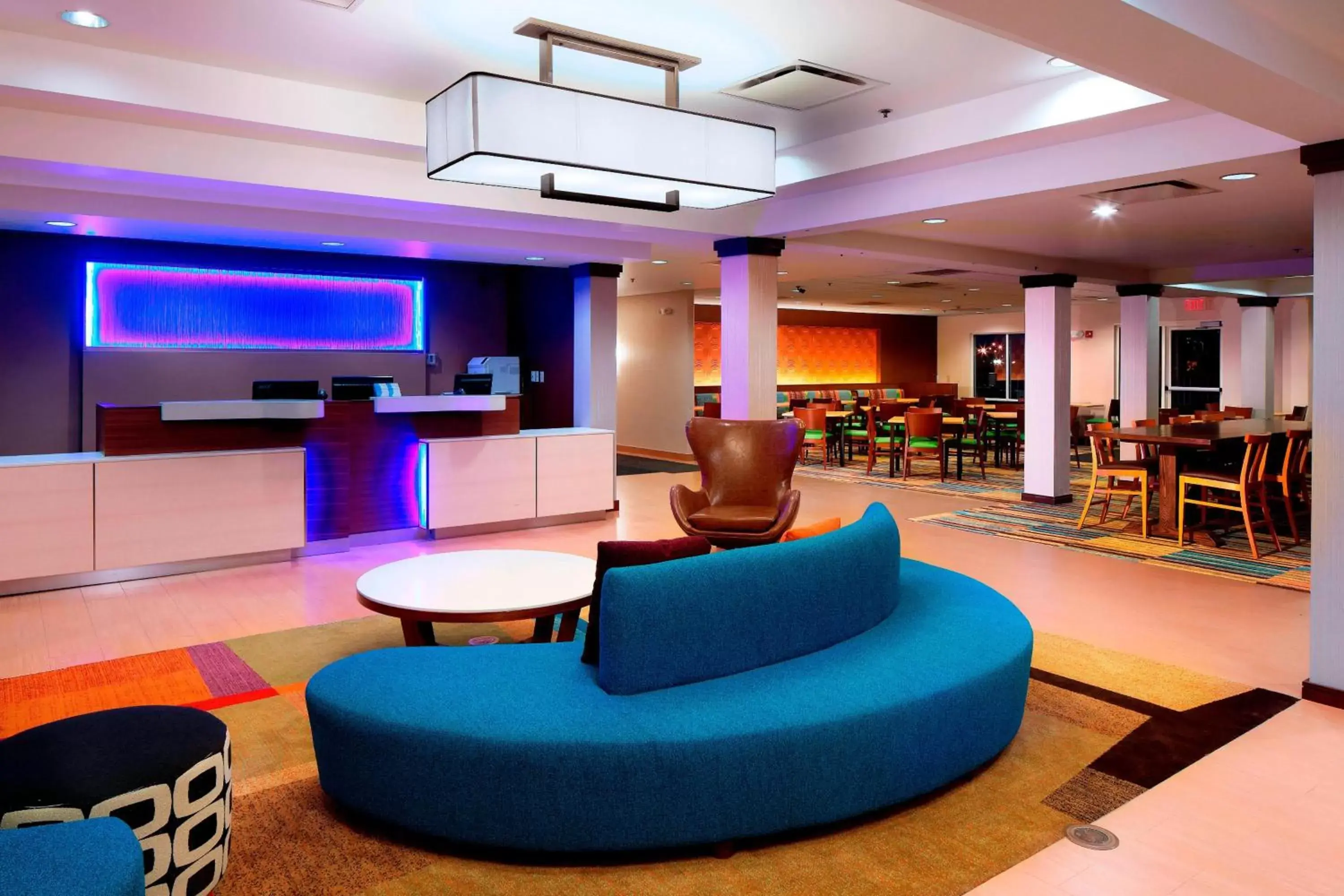 Lobby or reception, Lounge/Bar in Fairfield Inn & Suites by Marriott Newark Liberty International Airport