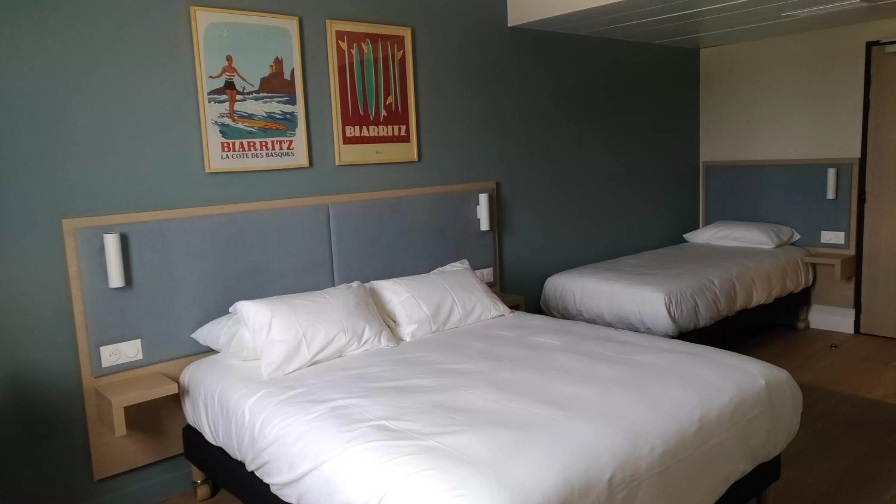 Photo of the whole room, Bed in Kyriad Bordeaux Nord Sainte Eulalie
