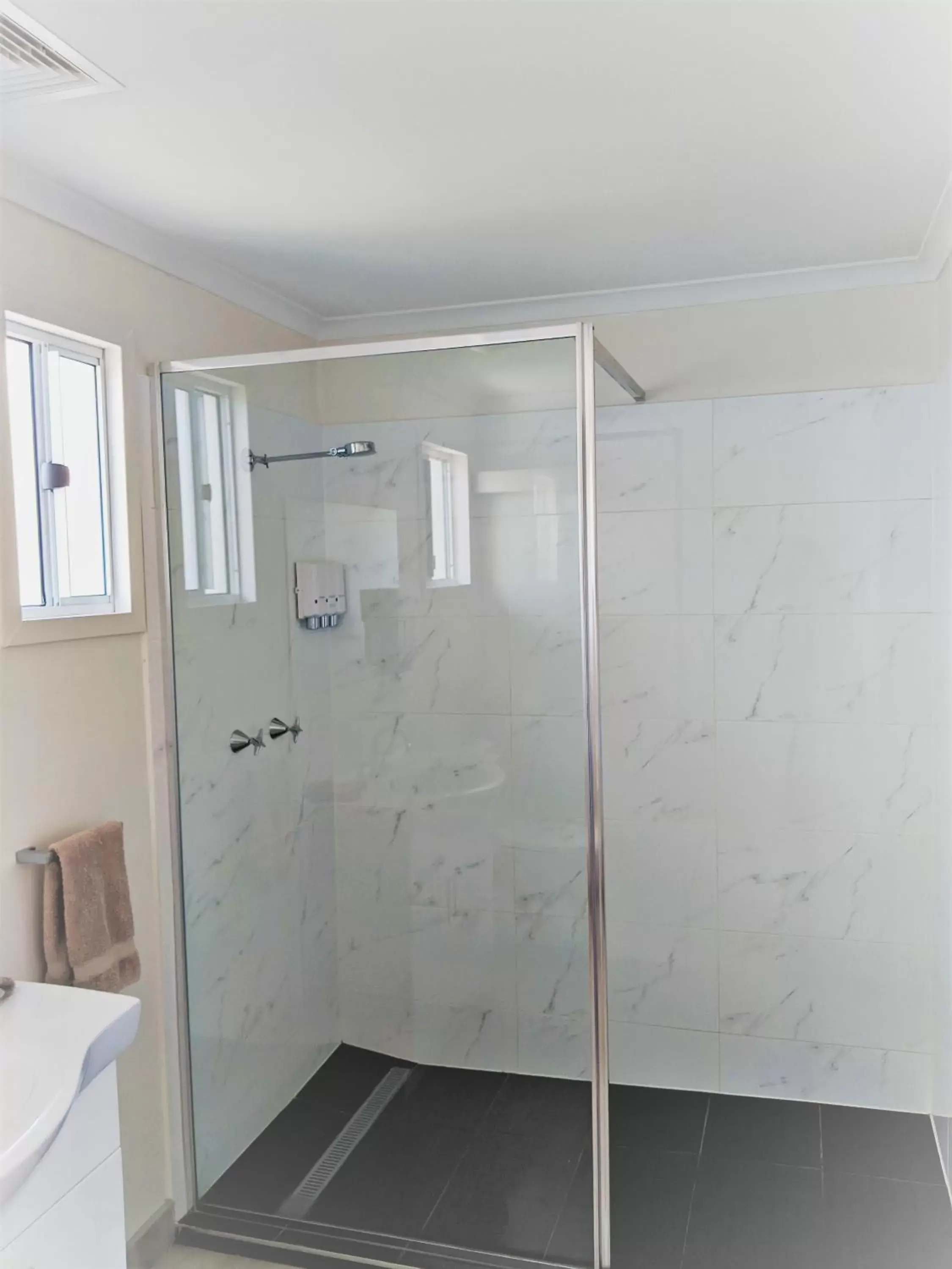 Shower, Bathroom in Miners Lodge Motor Inn
