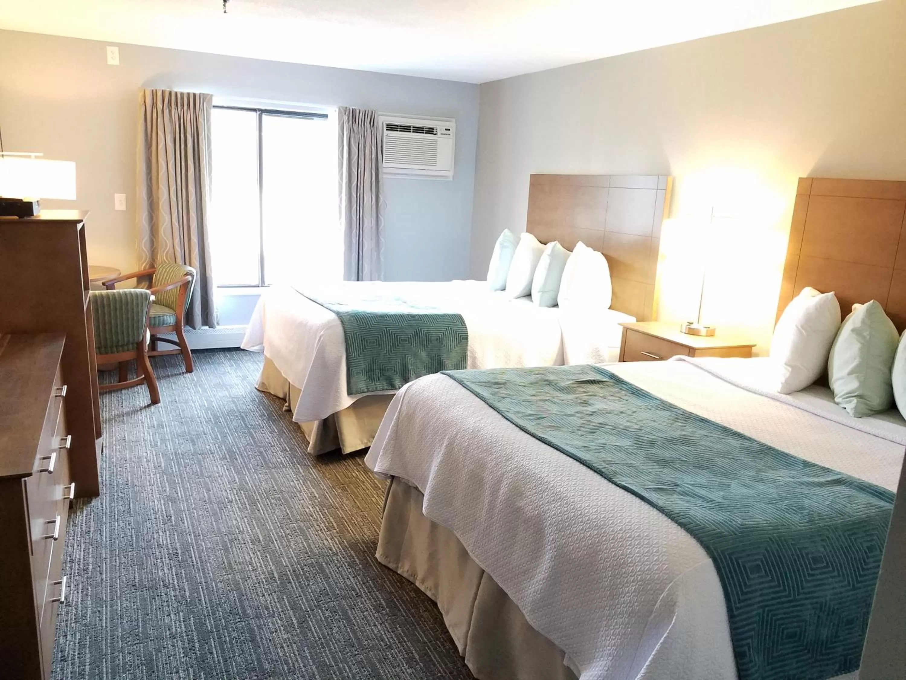 Bed in Hampton Village Inn