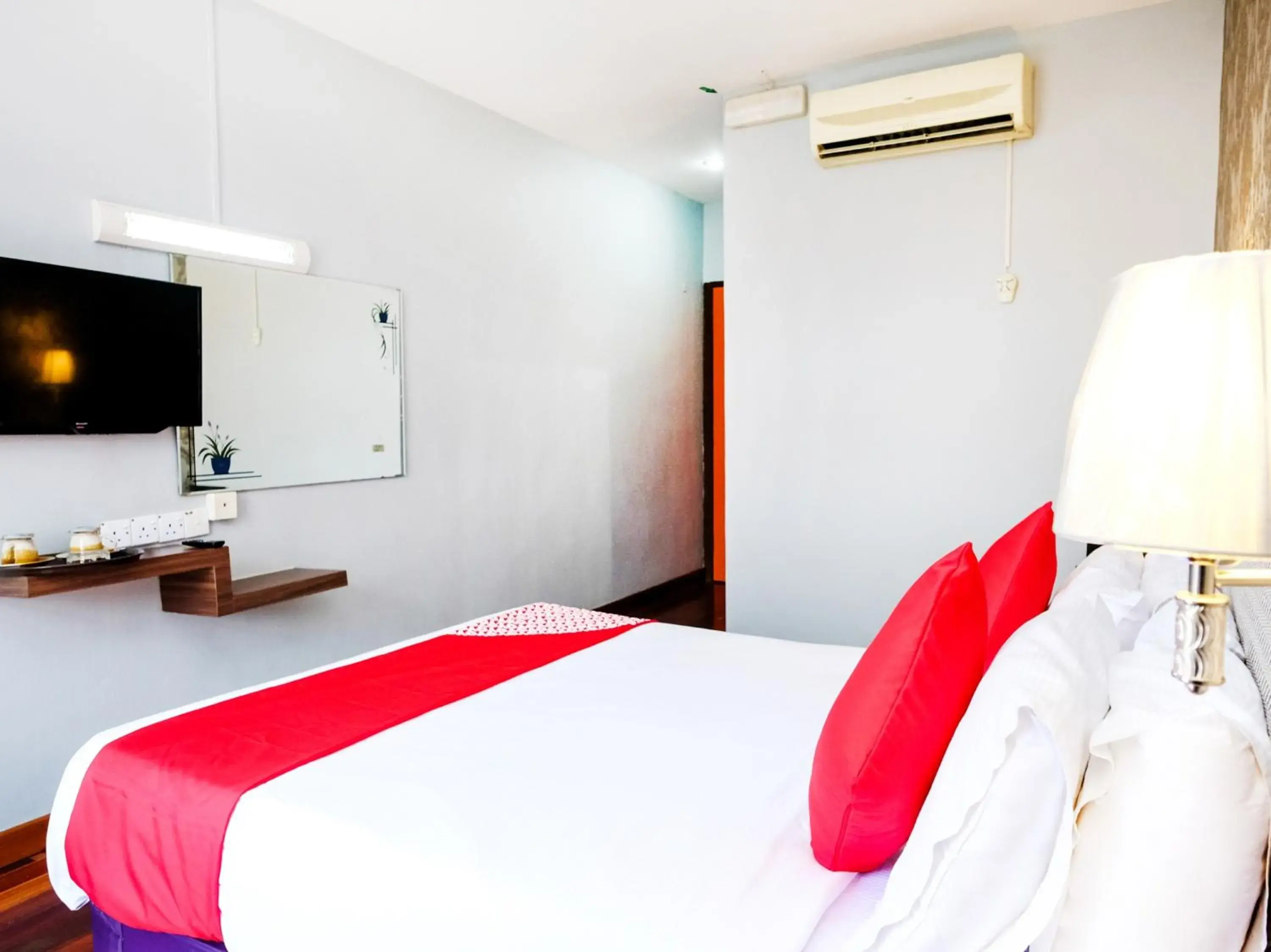 Bedroom, Bed in Super OYO 546 Grand City Hotel