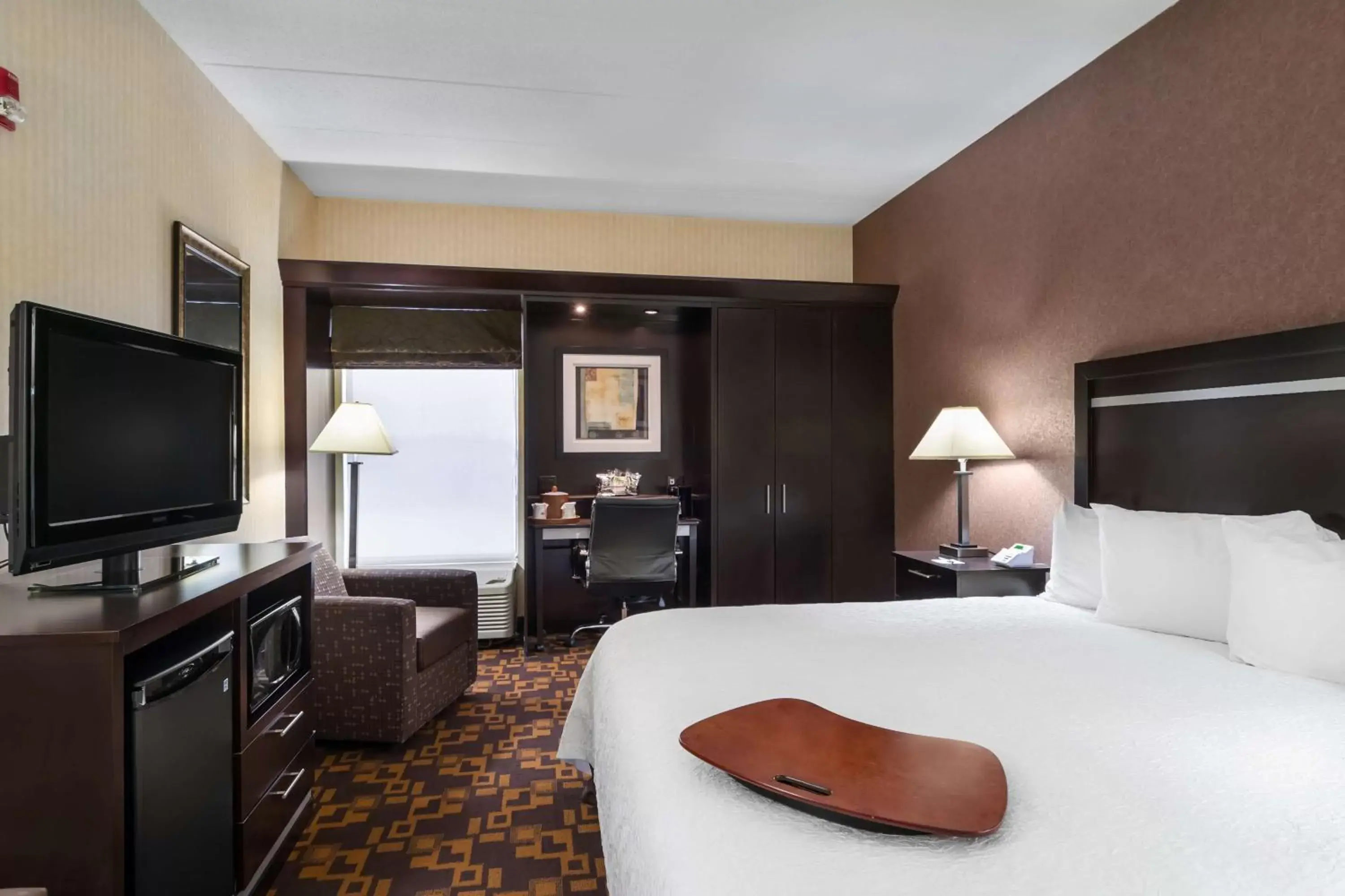 Bathroom, Bed in Hampton Inn Washington Court House