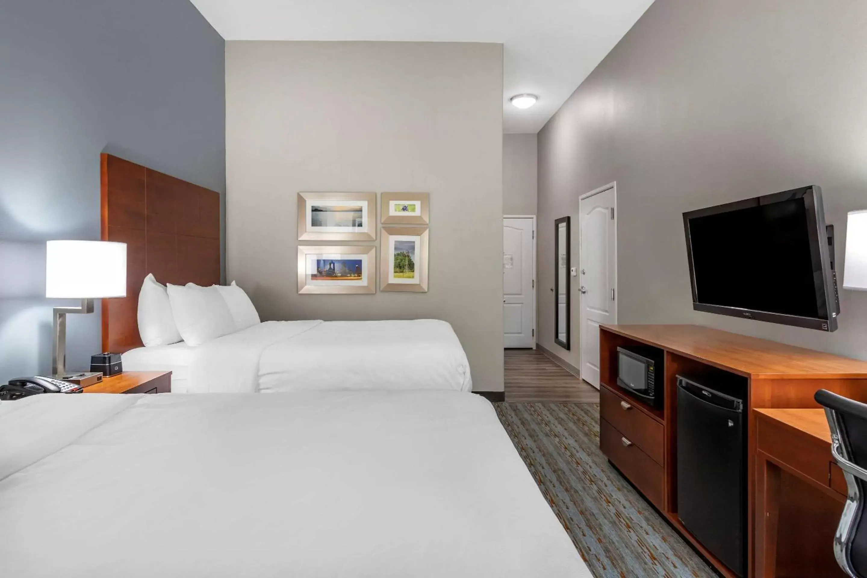 Photo of the whole room, Bed in Comfort Inn & Suites