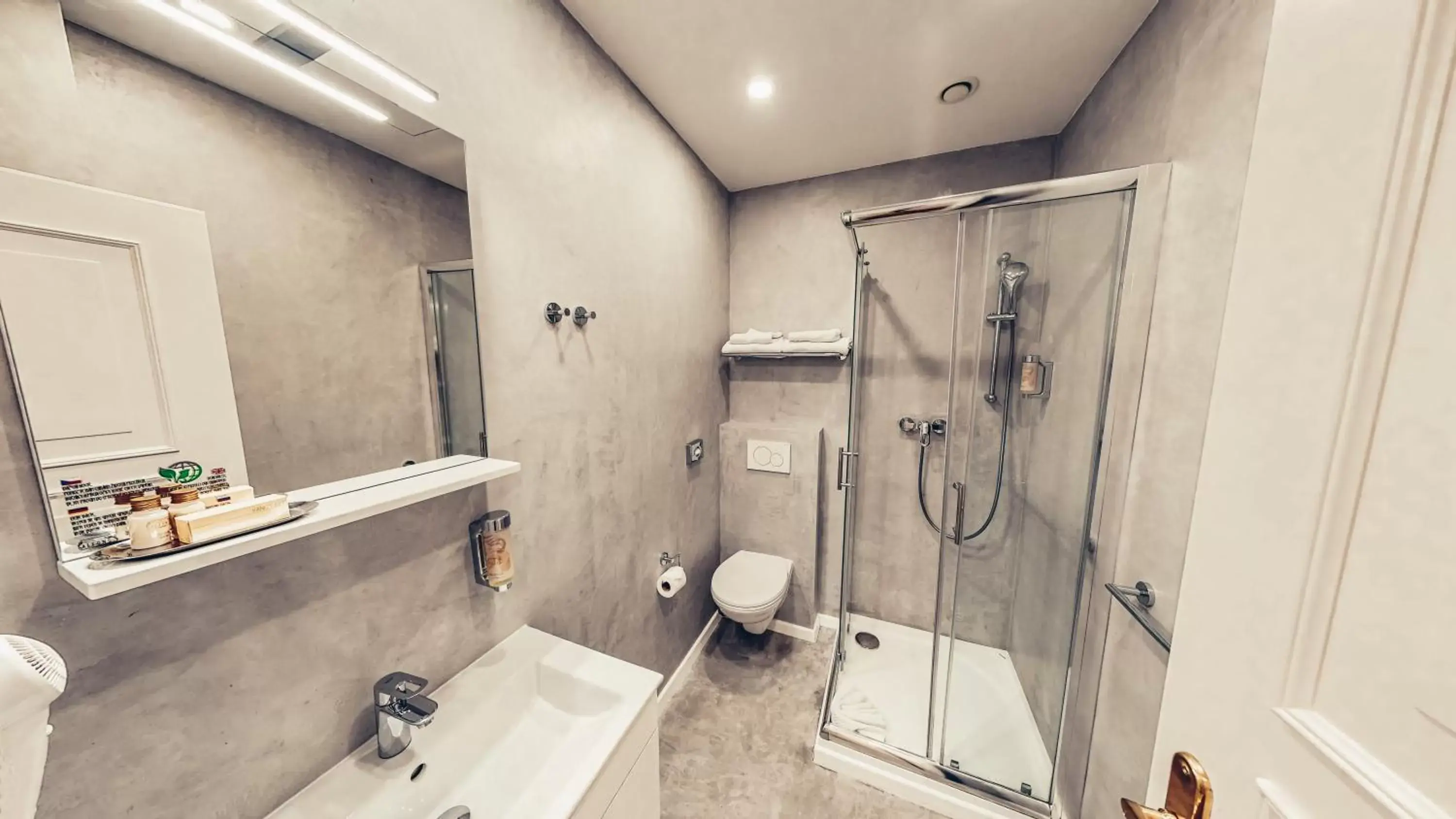 Shower, Bathroom in Alfons Boutique Hotel