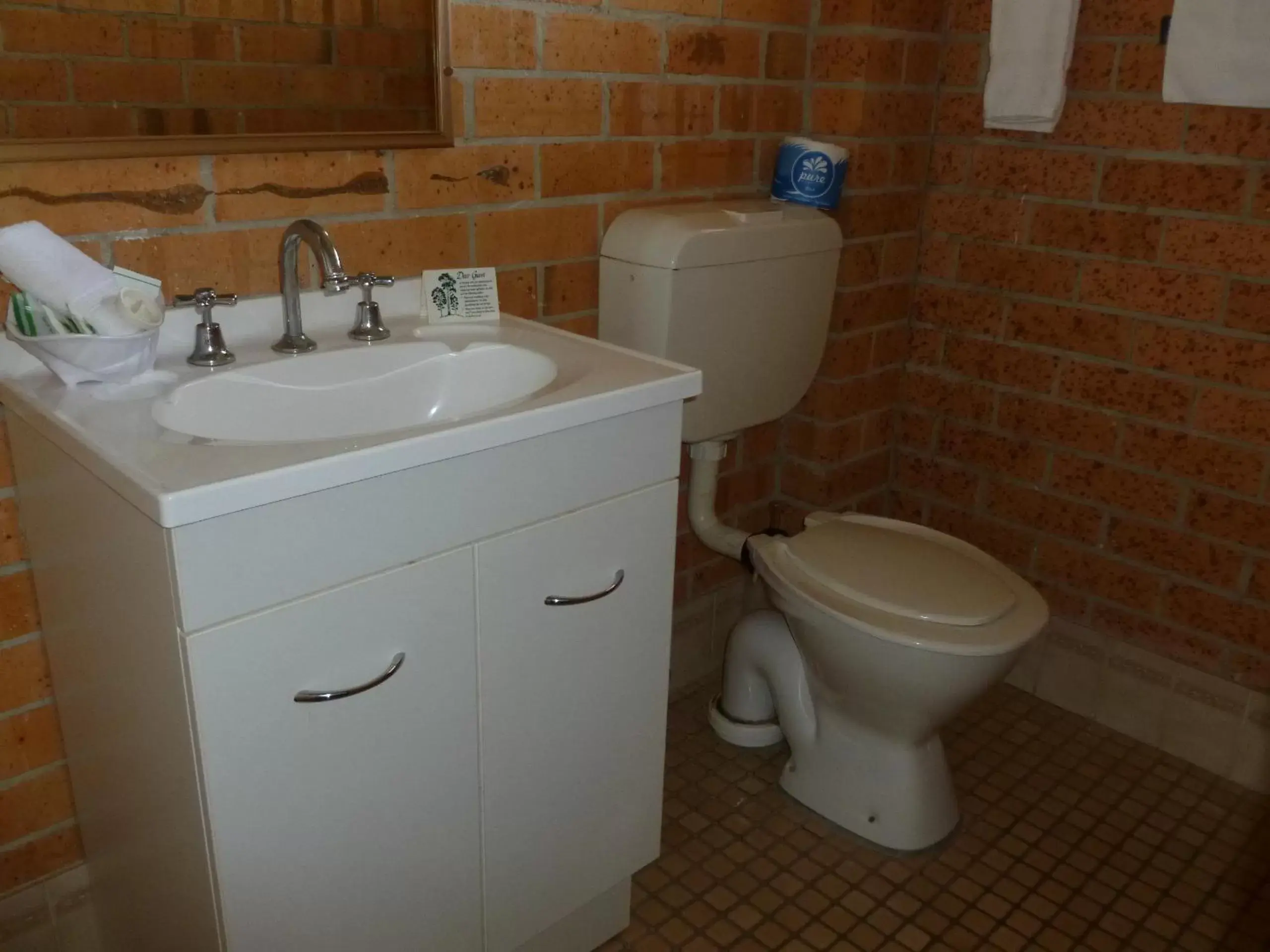 Bathroom in Royal Palms Motor Inn