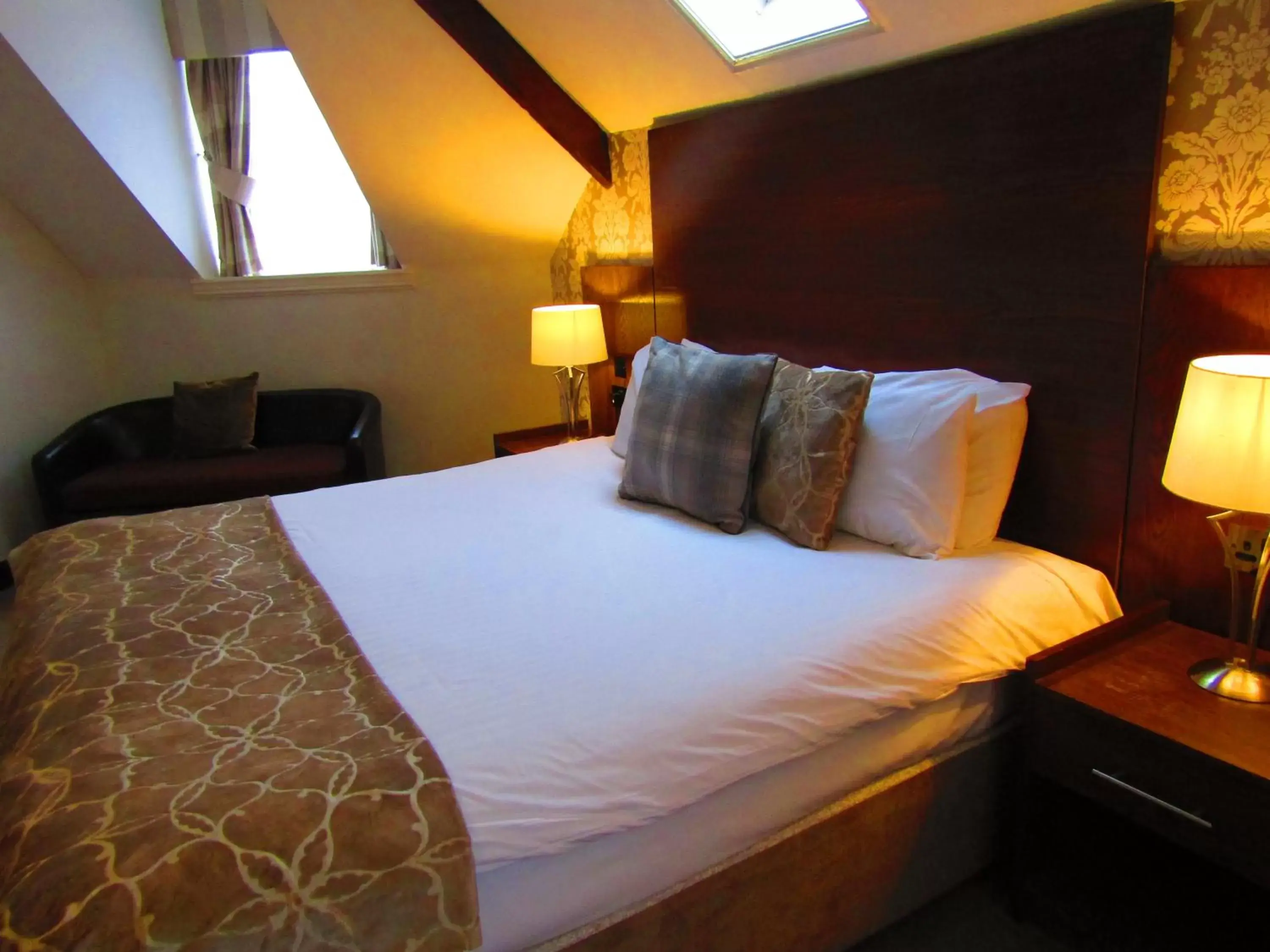 Bedroom, Bed in The Duke of Edinburgh Hotel & Bar