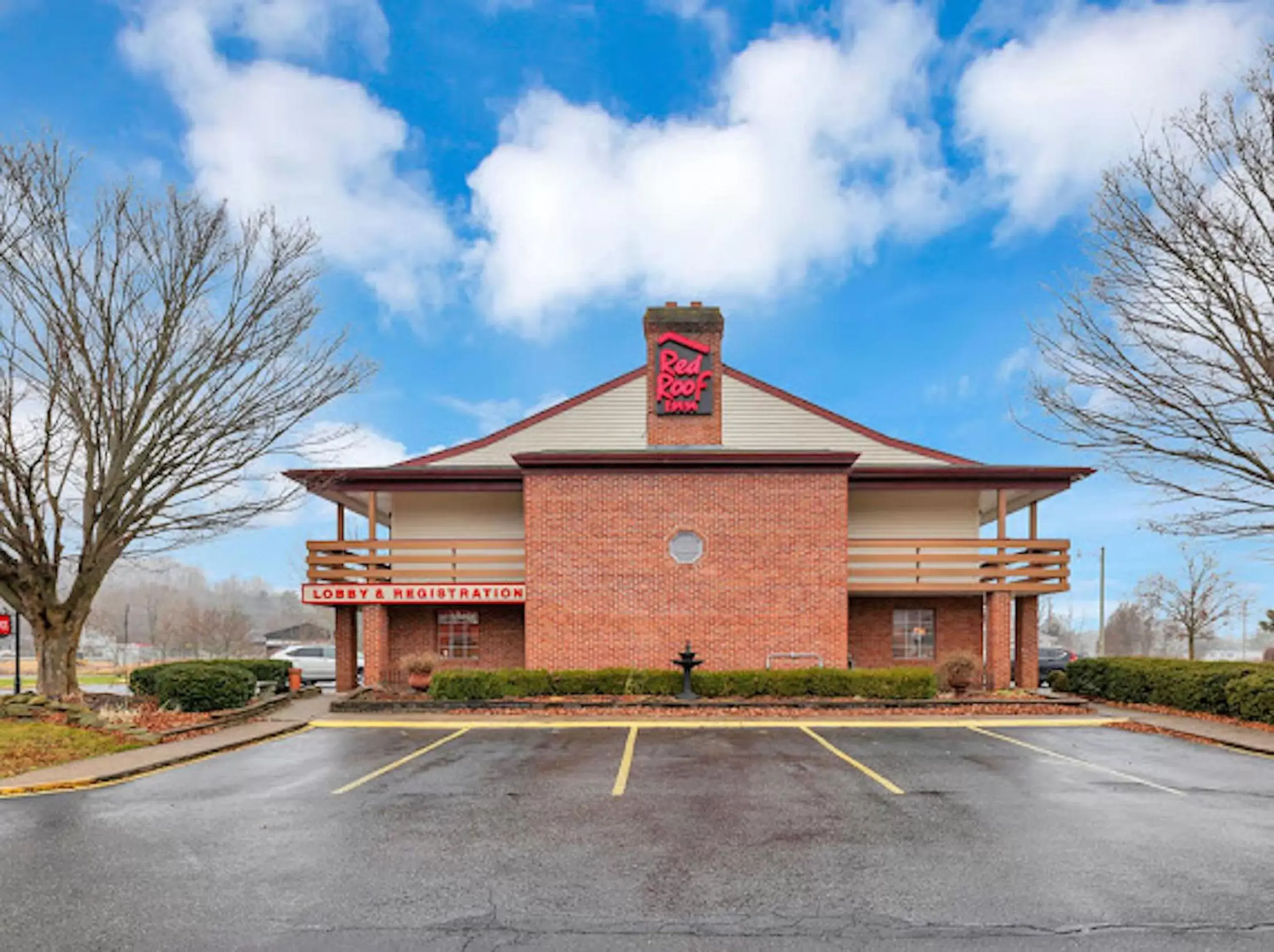 Property Building in Red Roof Inn Uhrichsville