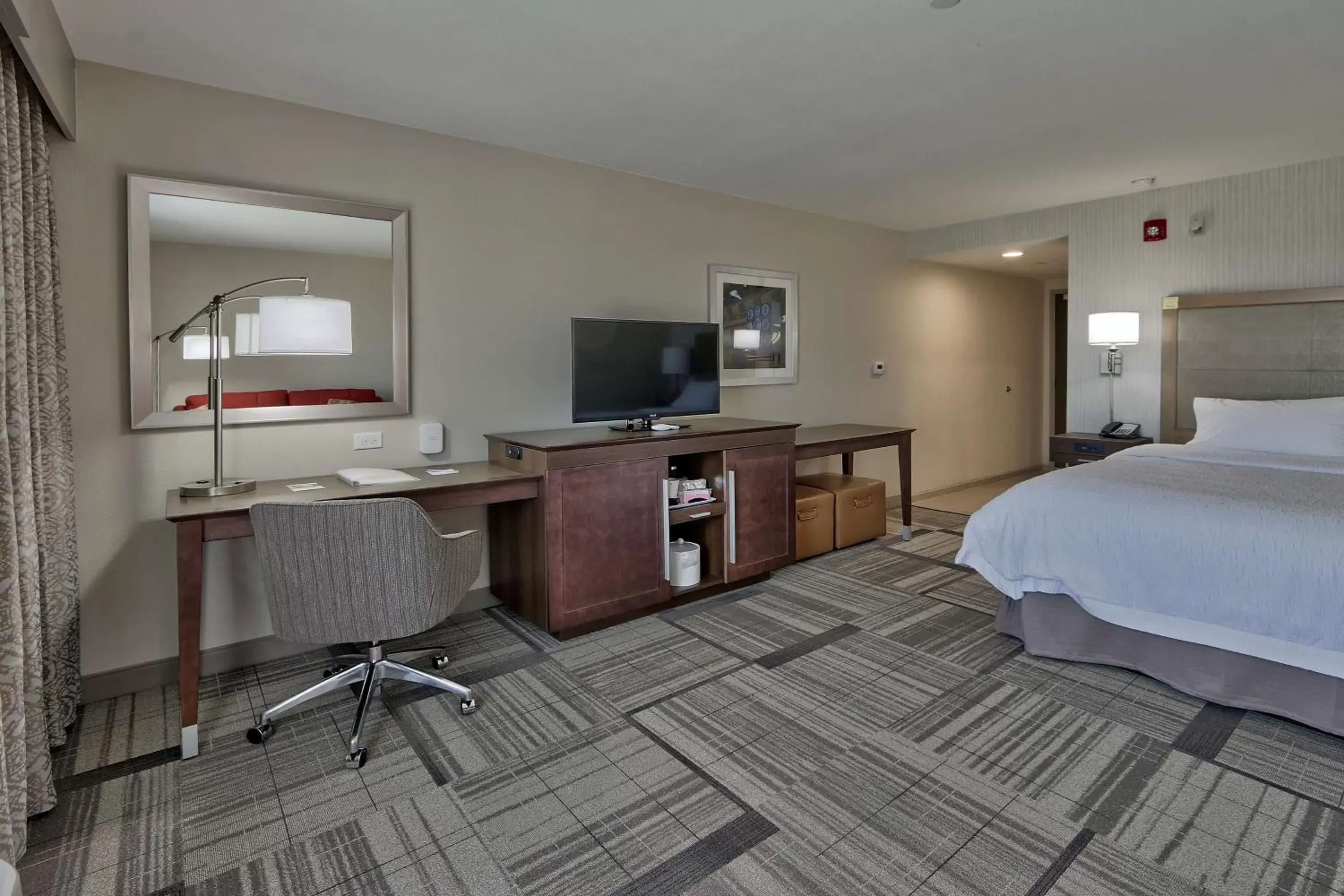 Bed, TV/Entertainment Center in Hampton Inn & Suites Artesia