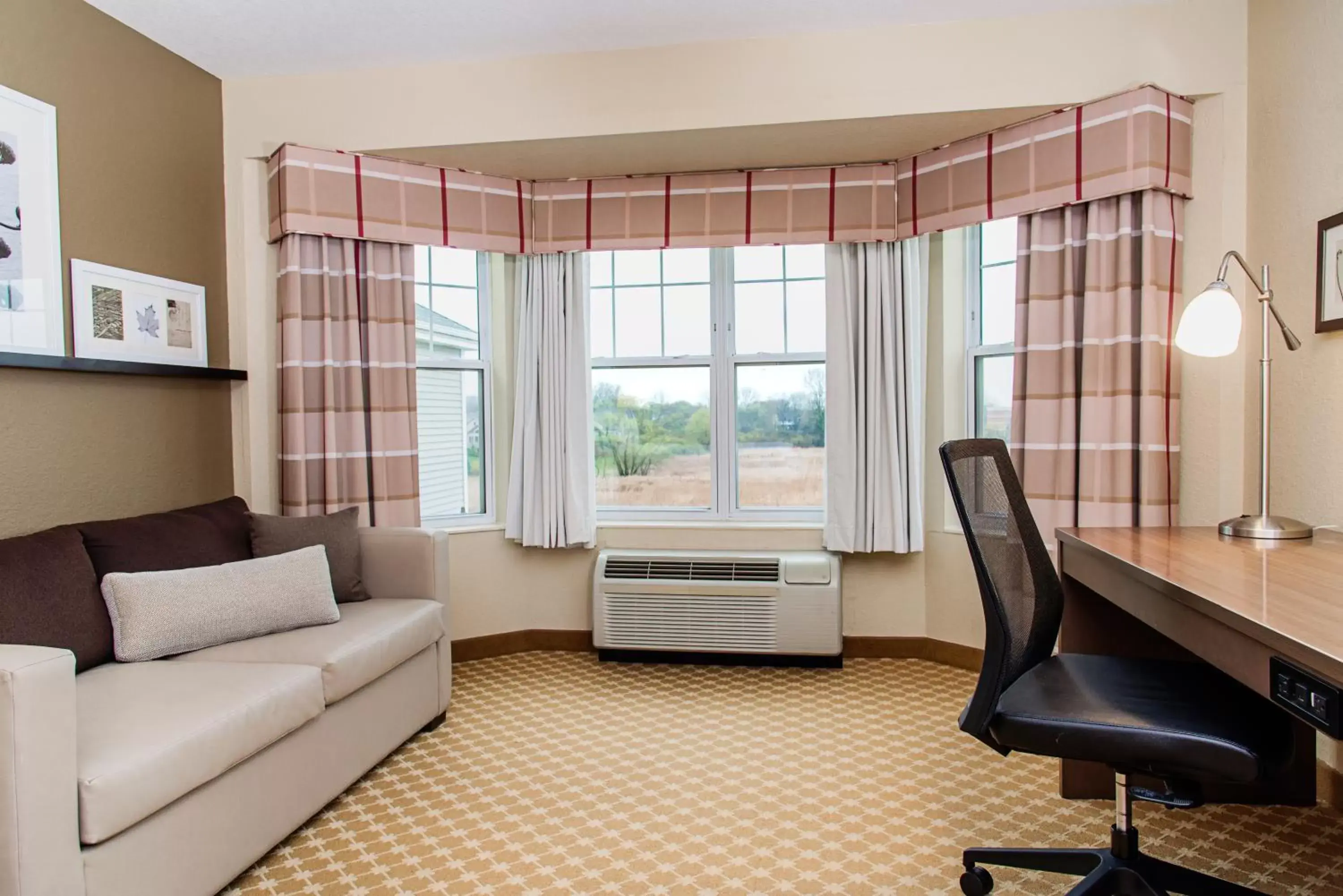 Living room, Seating Area in Country Inn & Suites by Radisson, Milwaukee West (Brookfield), WI