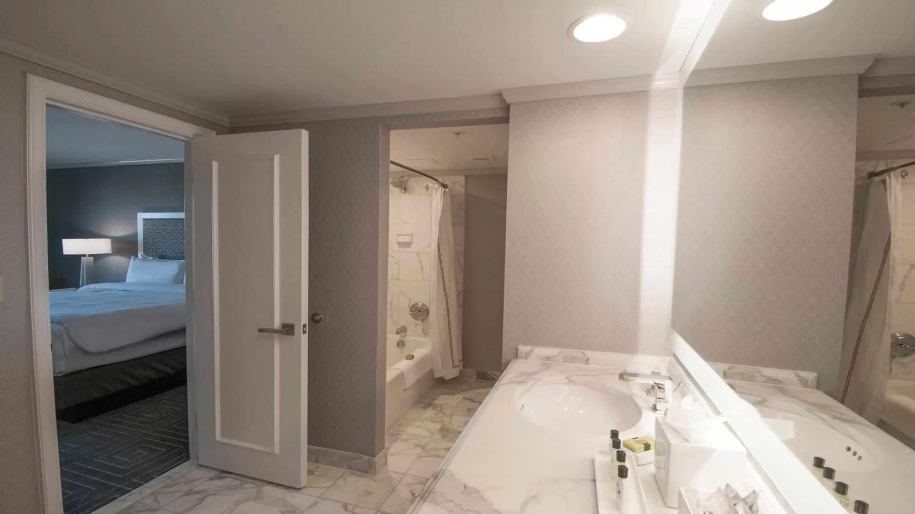 Photo of the whole room, Bathroom in InterContinental Kansas City at the Plaza, an IHG Hotel