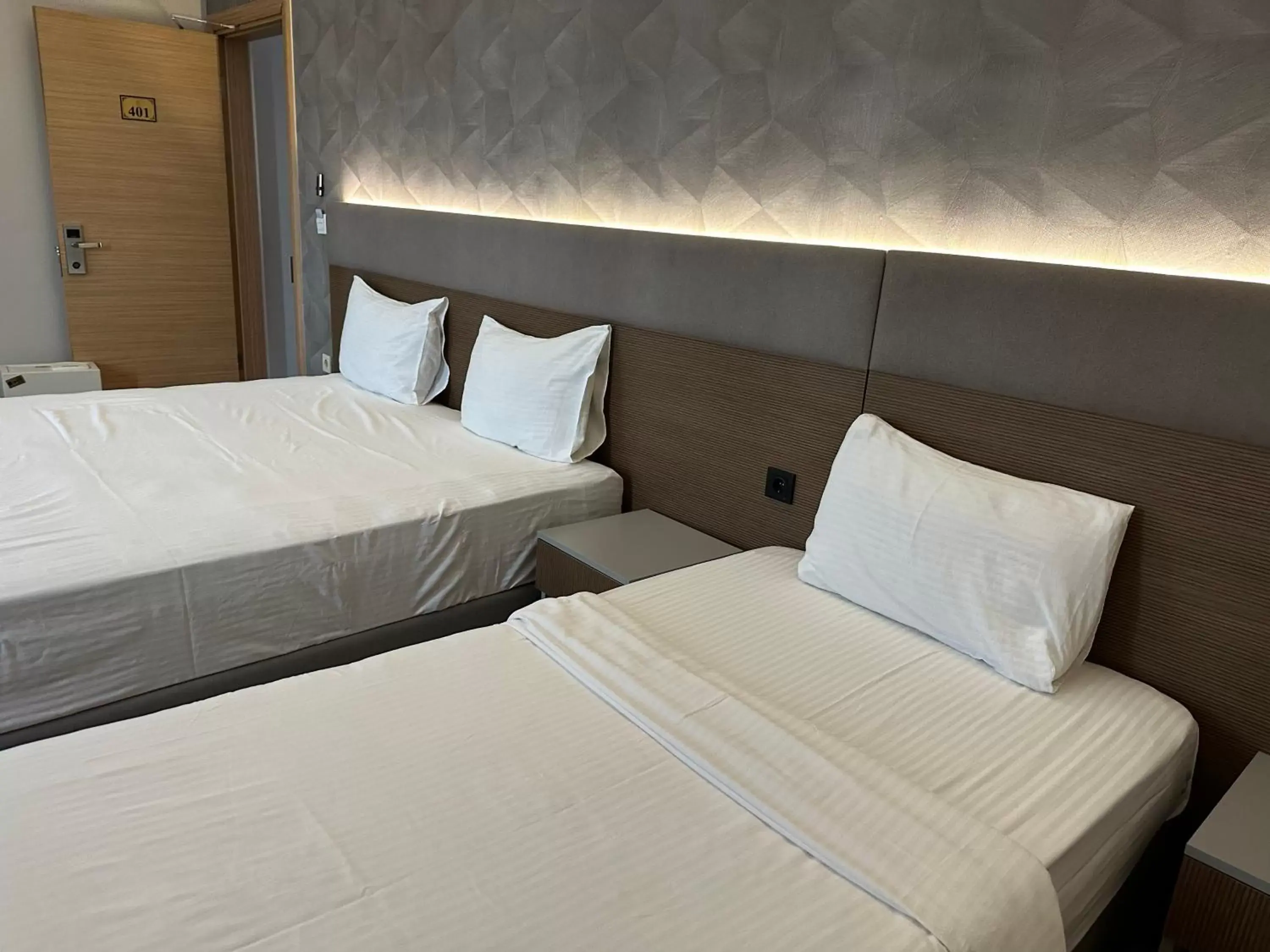 Photo of the whole room, Bed in Niconya Port Suite&Hotel