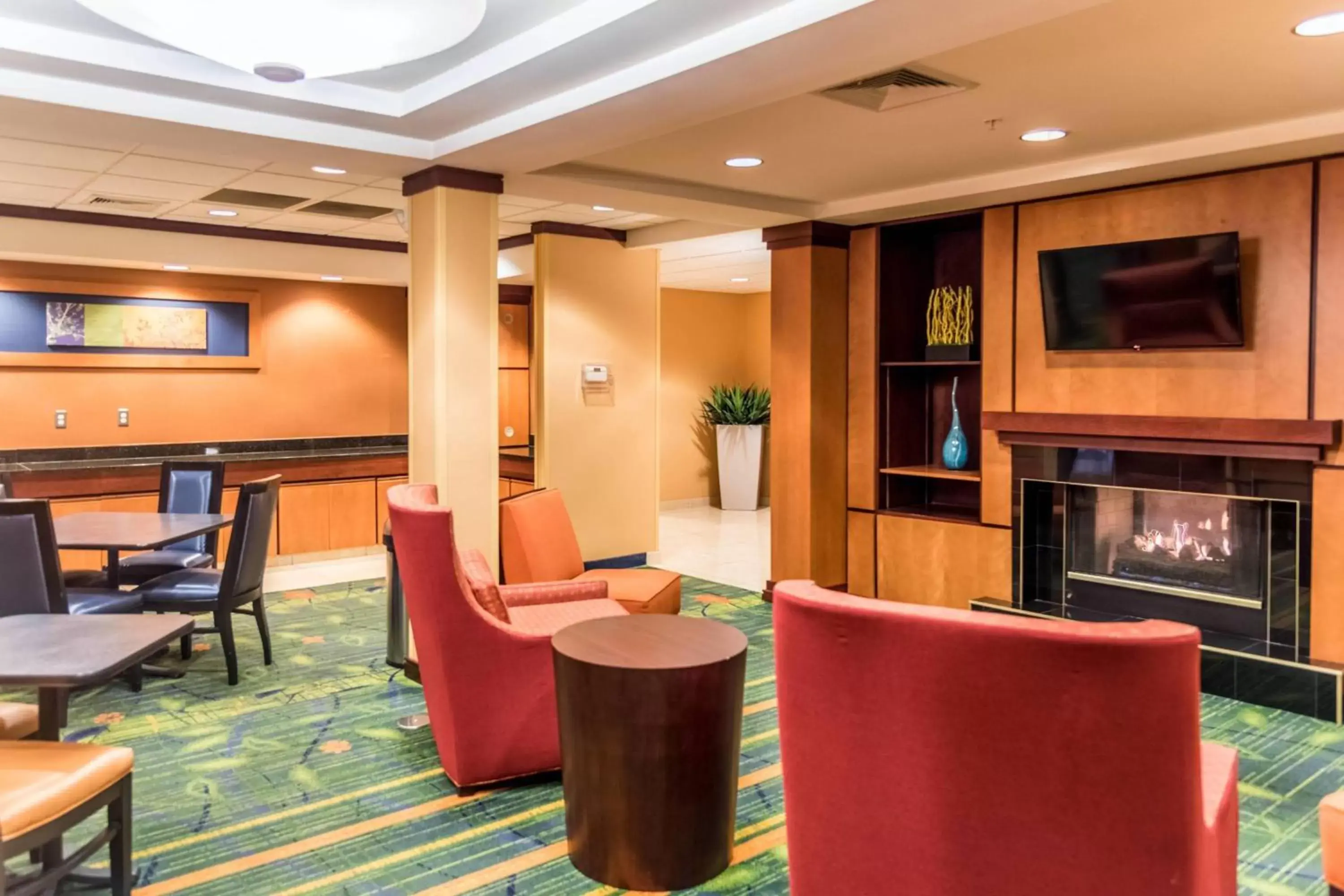 Lobby or reception, Lounge/Bar in Fairfield Inn & Suites by Marriott Muskegon Norton Shores