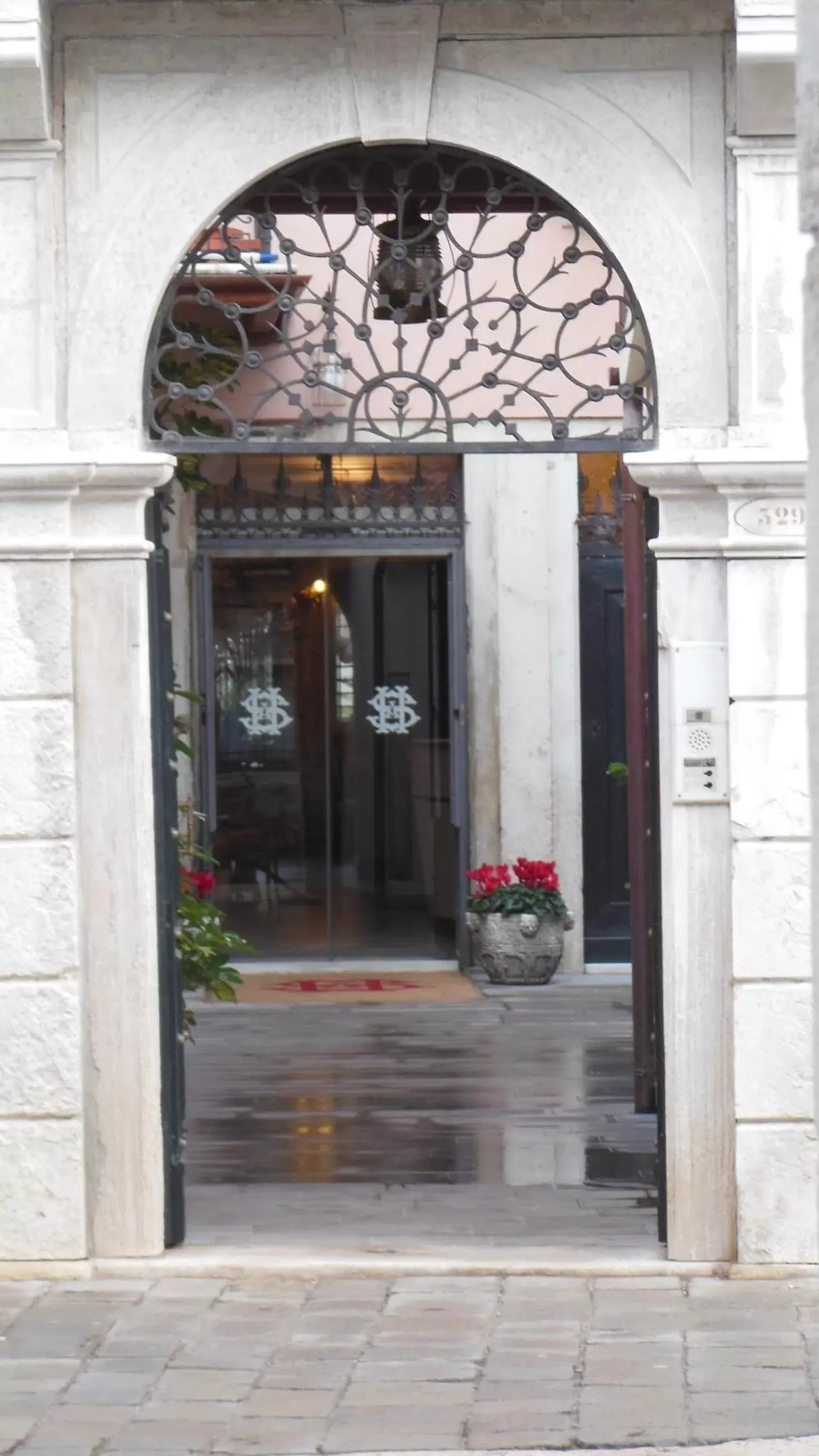 Facade/Entrance in Hotel Sant'Antonin