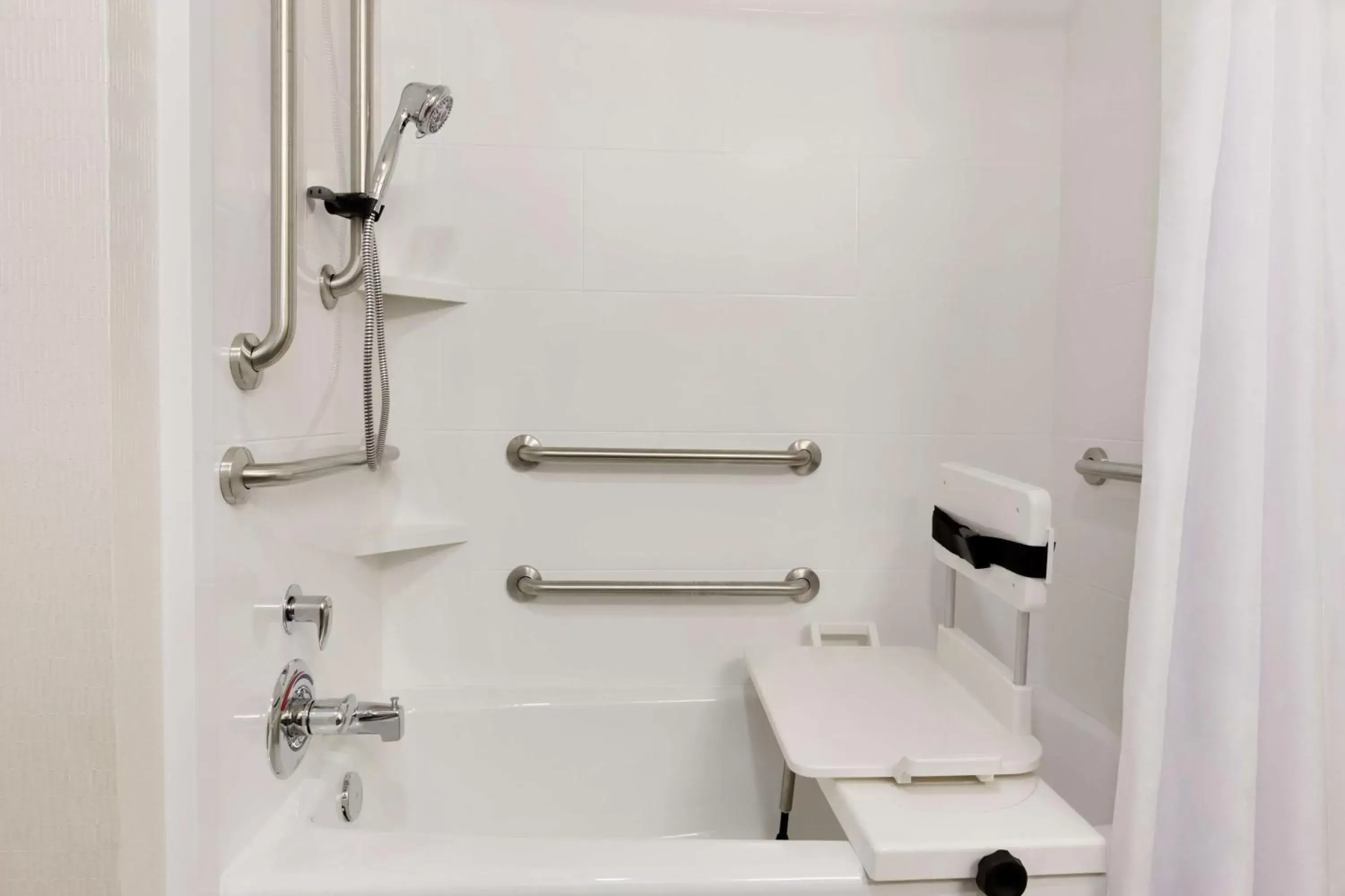 Bathroom in Hampton Inn & Suites Niles/Warren, OH
