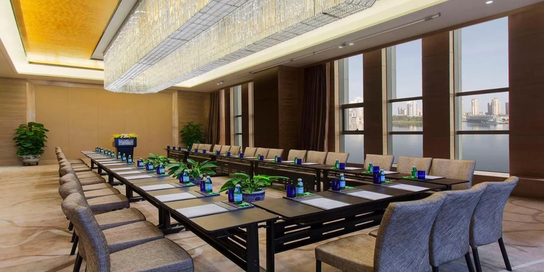 Meeting/conference room in Crowne Plaza Tianjin Meijiangnan by IHG