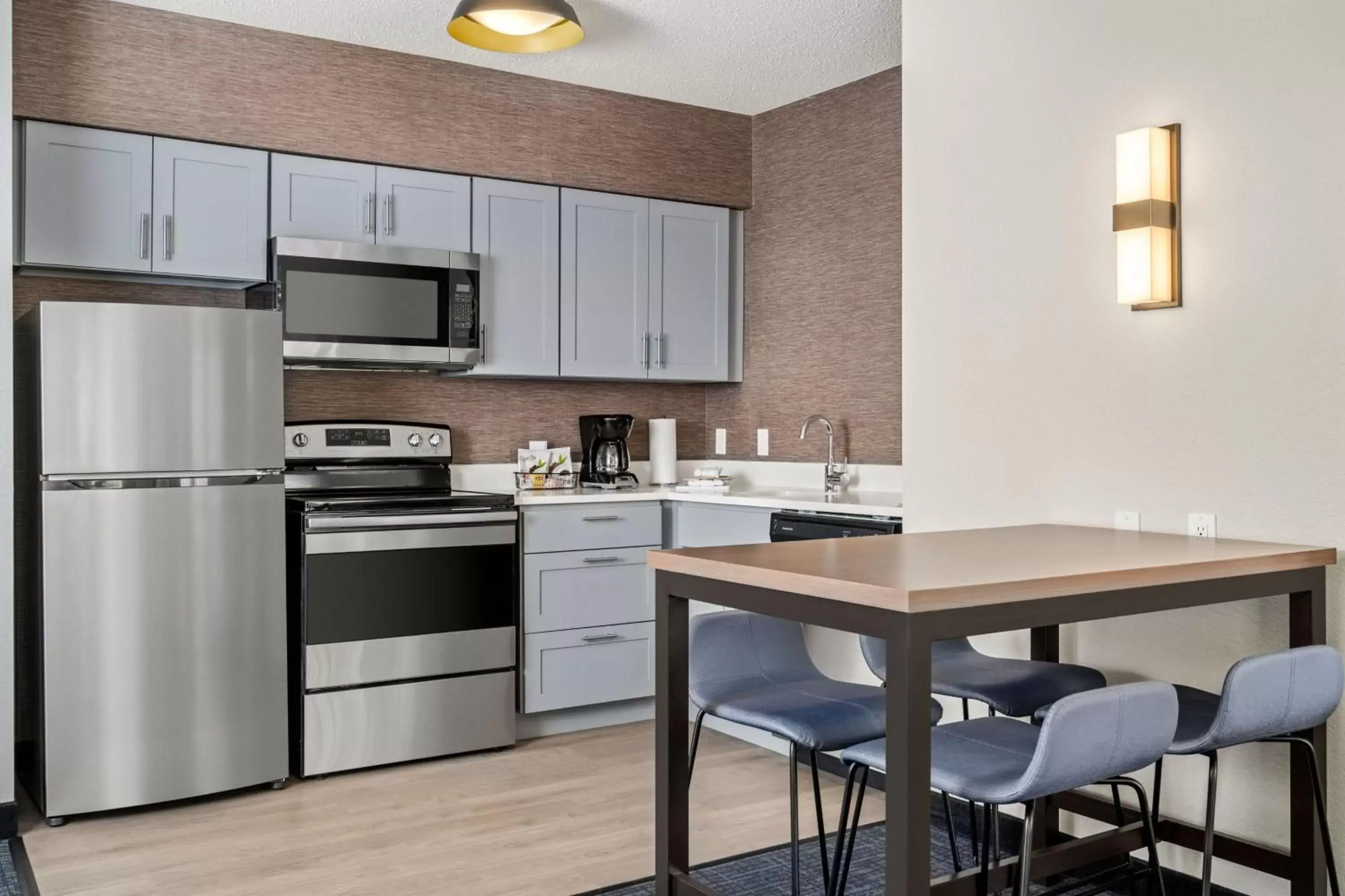 Bedroom, Kitchen/Kitchenette in Residence Inn by Marriott Chicago Naperville/Warrenville