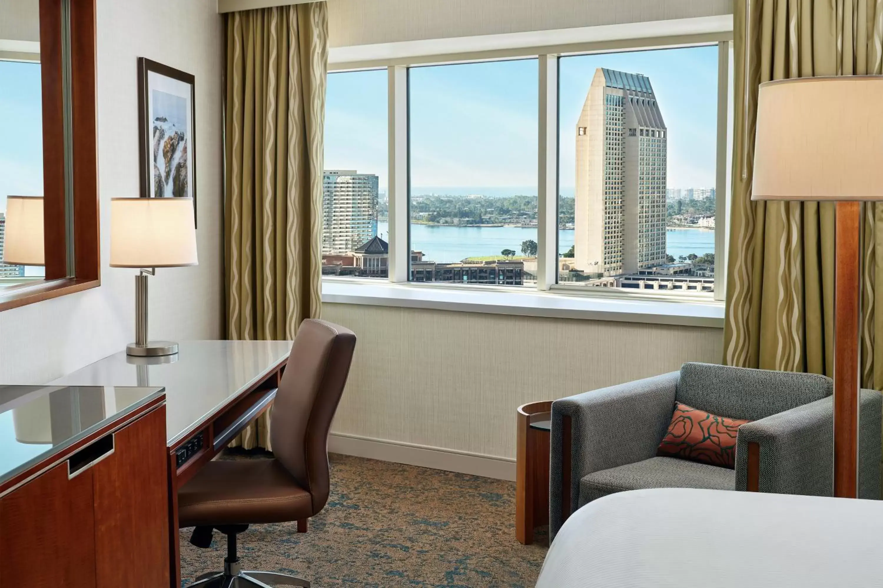 Photo of the whole room, Seating Area in The Westin San Diego Bayview