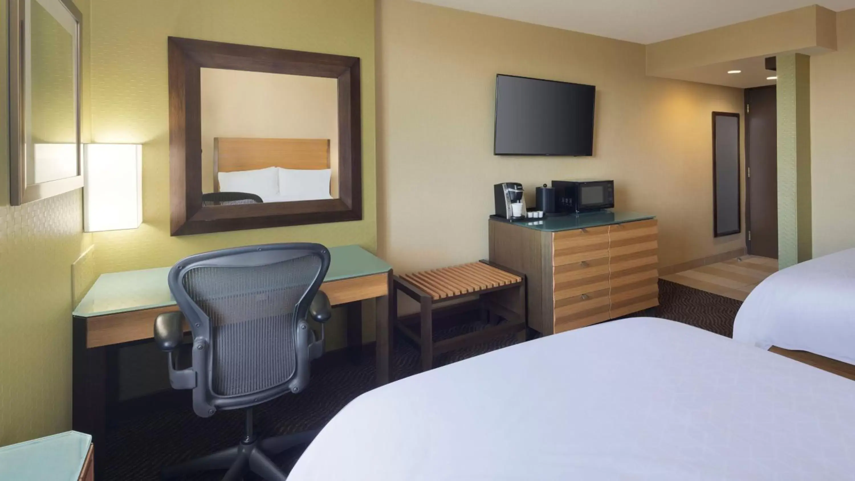 Photo of the whole room, Bed in Holiday Inn San Jose-Silicon Valley, an IHG Hotel
